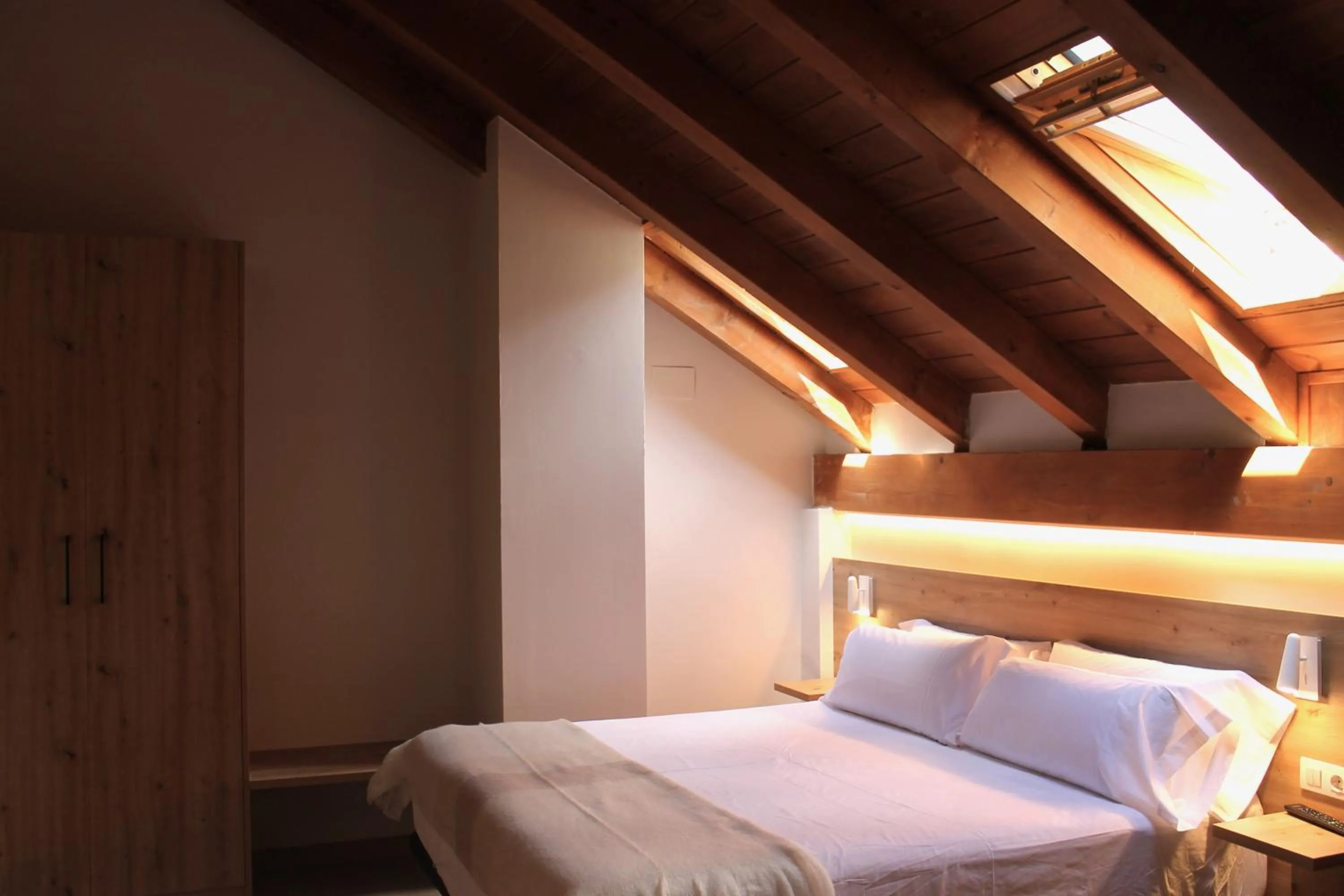 Photo of the whole room, Bed in Hotel Saurat