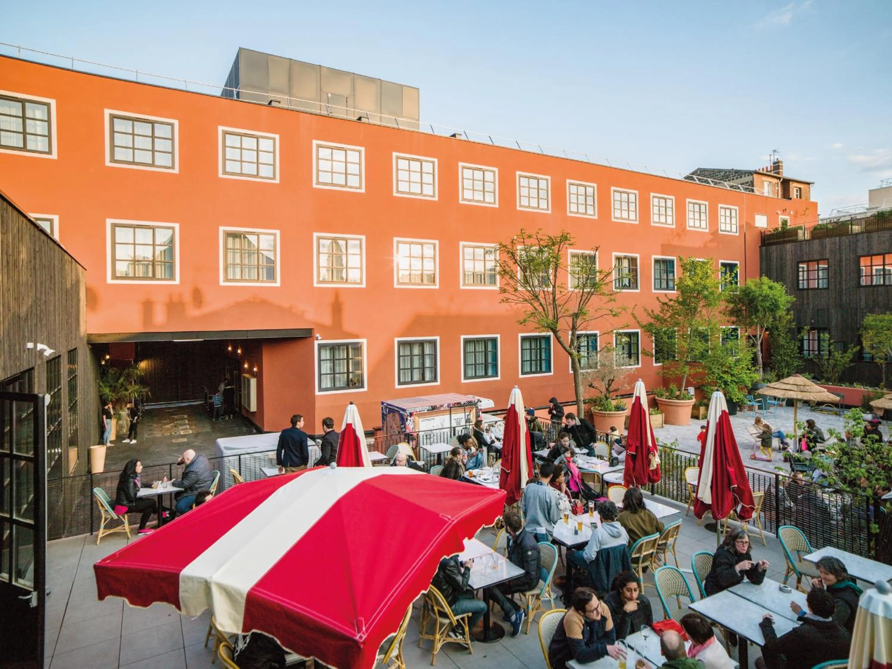 Patio in MOB HOTEL Paris Les Puces