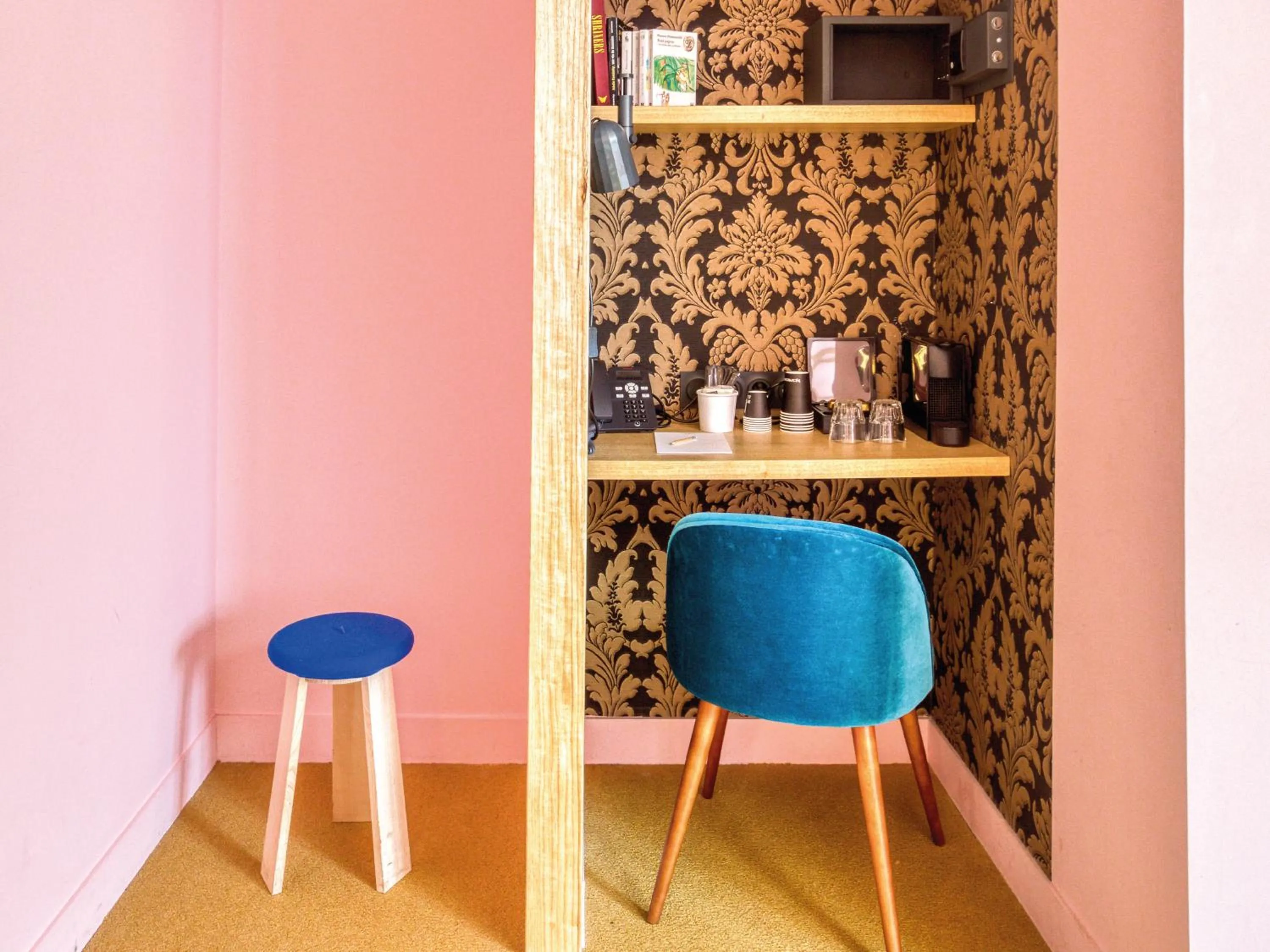 Seating area in MOB HOTEL Paris Les Puces