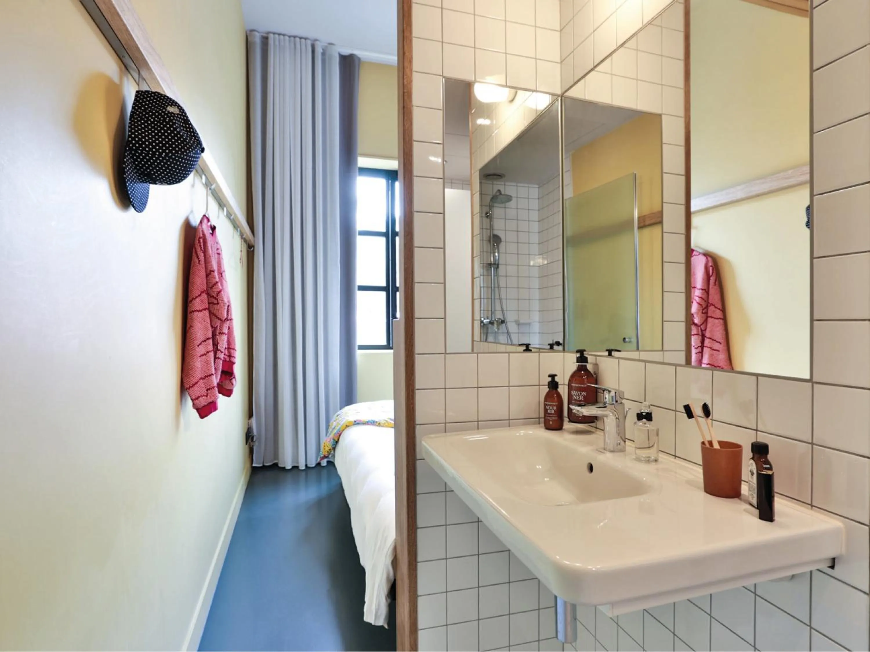 Bathroom in MOB HOTEL Paris Les Puces