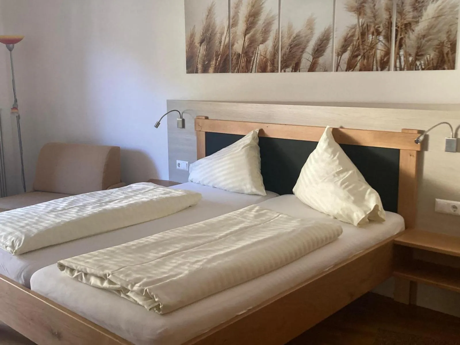 Photo of the whole room, Bed in Kolbitsch am Weissensee ein Seeblick der verzaubert B&B