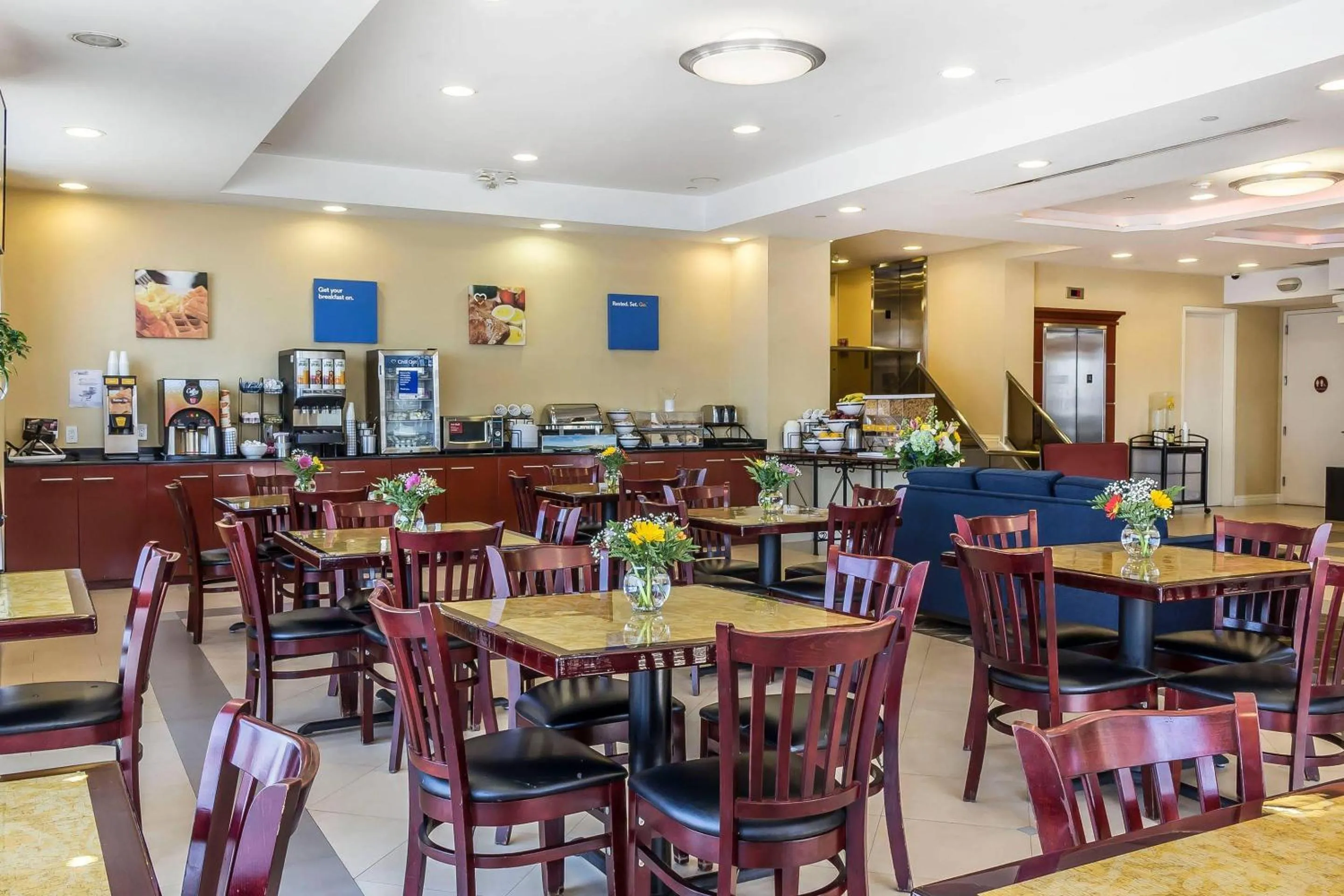 Breakfast in Comfort Inn & Suites LaGuardia Airport