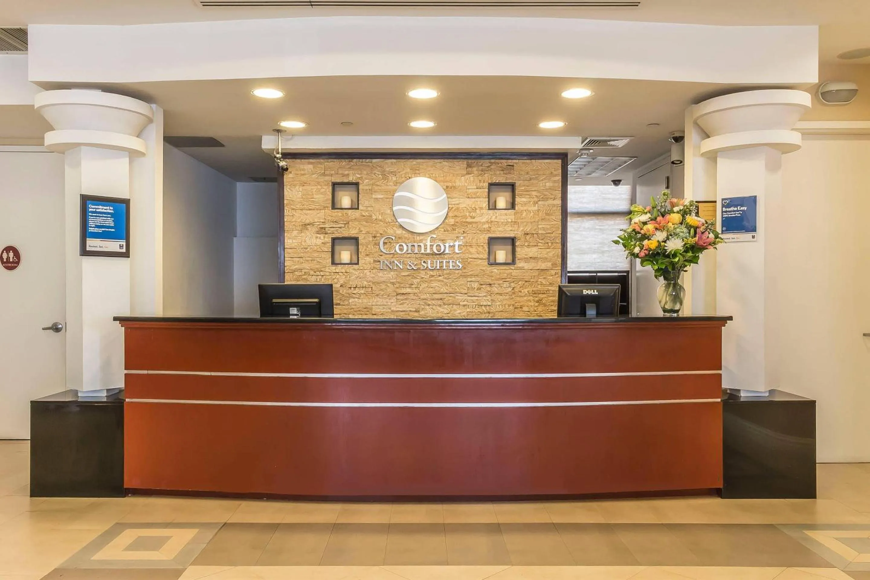 Lobby or reception in Comfort Inn & Suites LaGuardia Airport