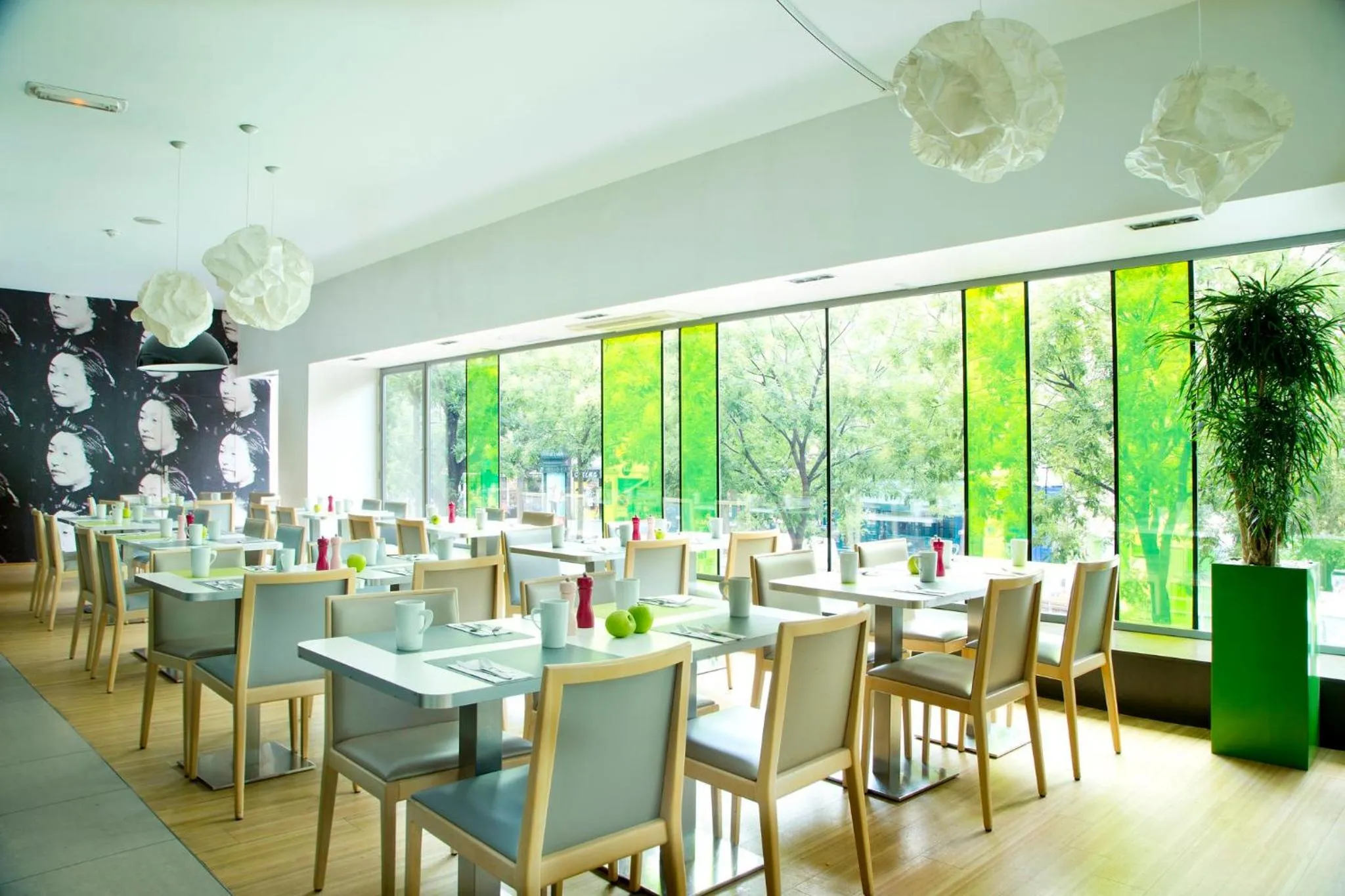 Restaurant/places to eat in Holiday Inn Paris Opéra - Grands Boulevards by IHG