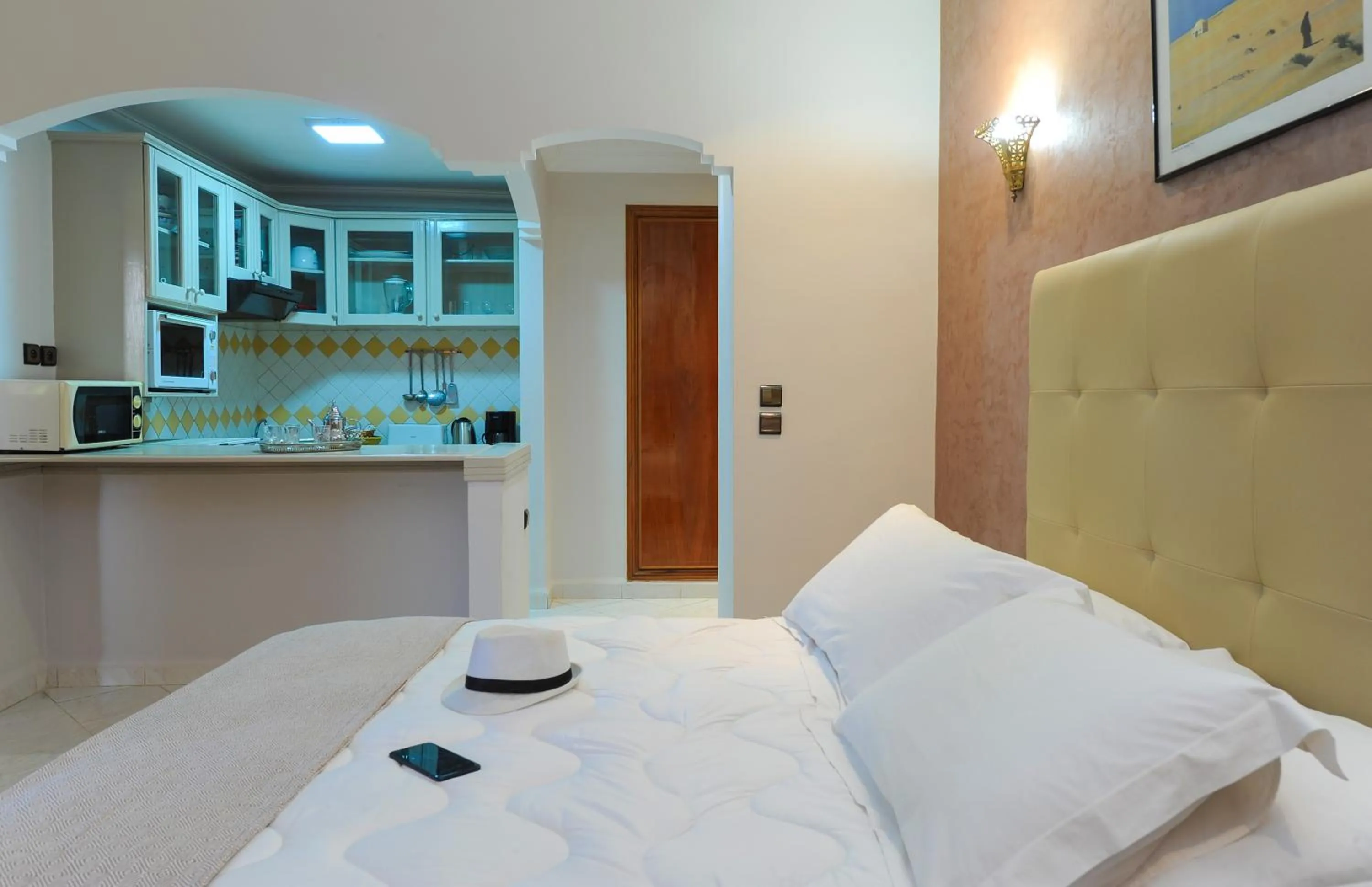 Kitchen or kitchenette, Bed in Appart-Hotel Amina Resort & Spa
