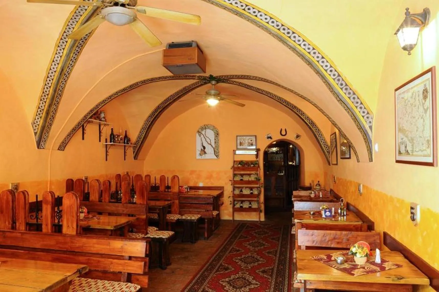 Restaurant/places to eat in Mini Hotel Abraka & Apartments