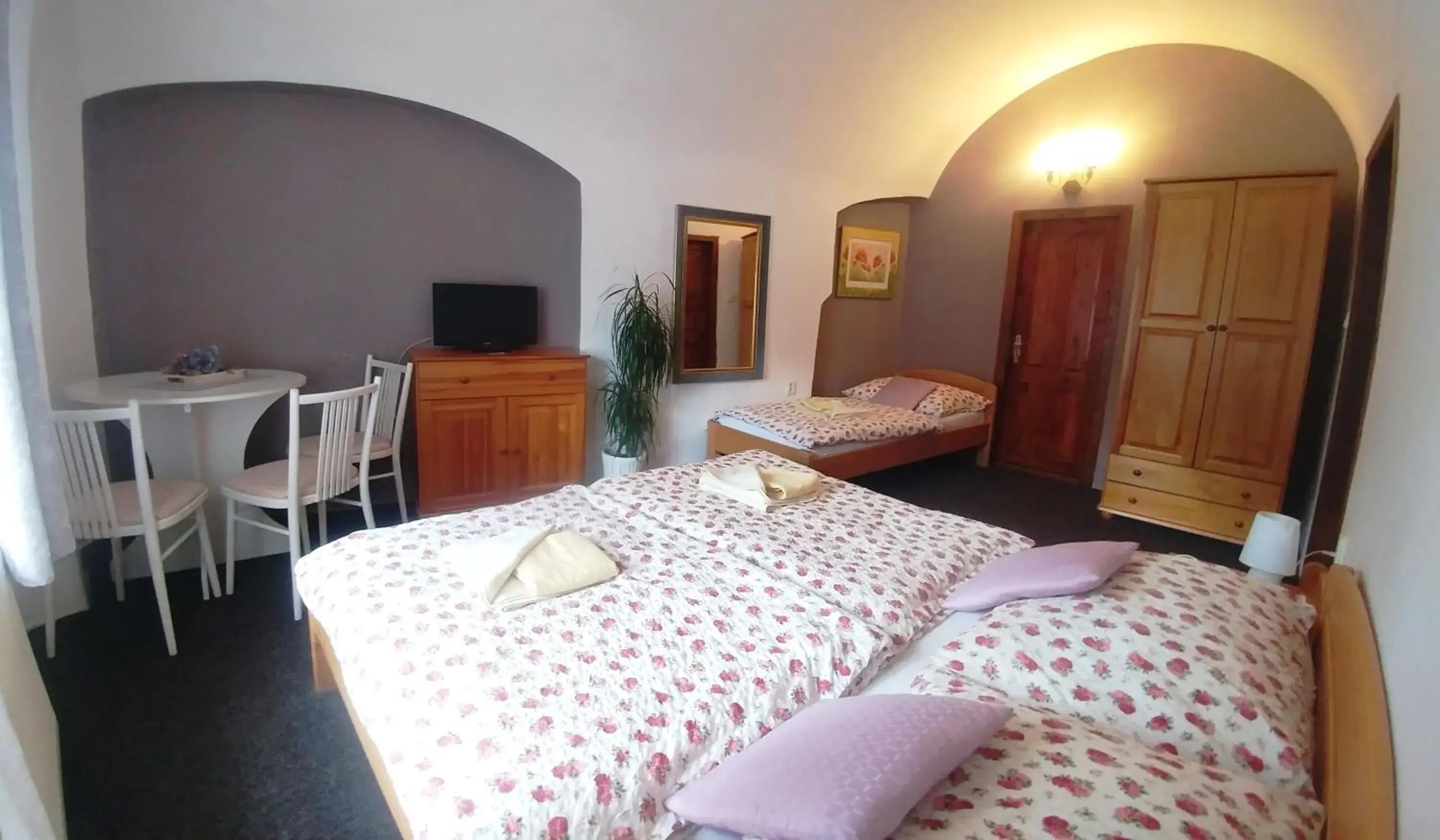 Triple Room in Mini Hotel Abraka & Apartments Triple Room in Mini Hotel Abraka & Apartments