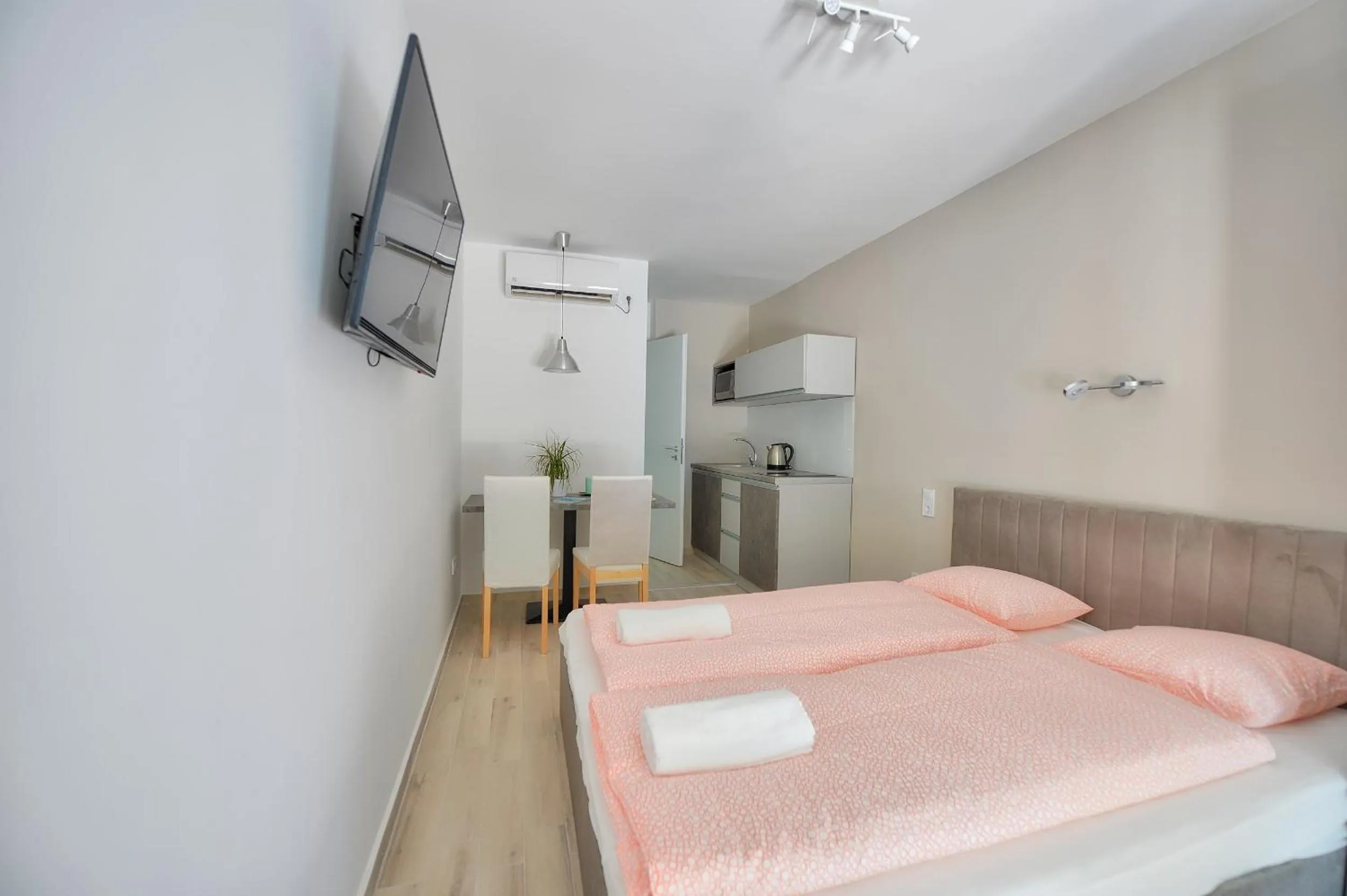 Kitchen or kitchenette, Bed in Villa Oliver 3 Siófok