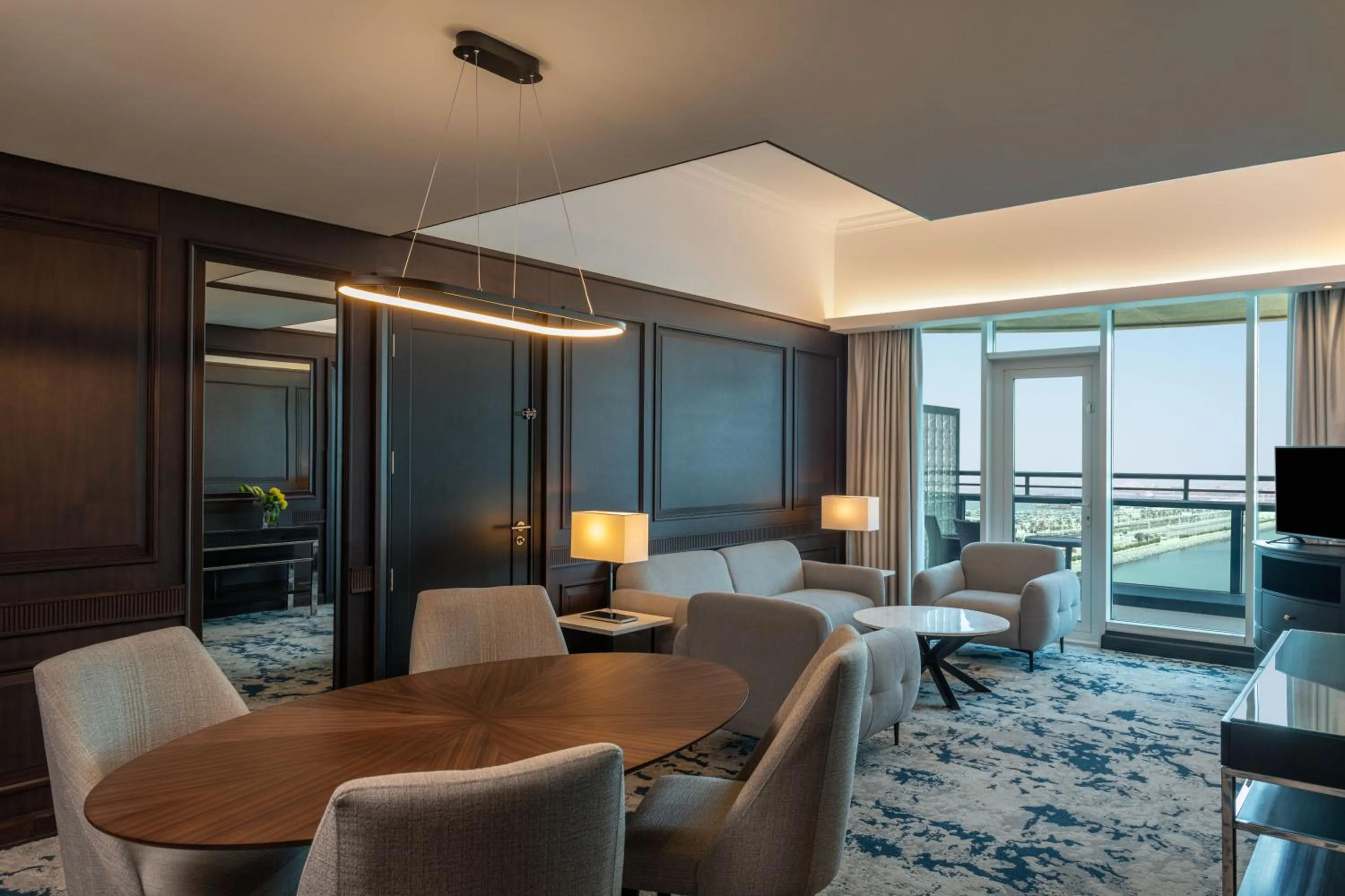 Communal lounge/ TV room in Le Meridien Mina Seyahi Beach Resort & Waterpark