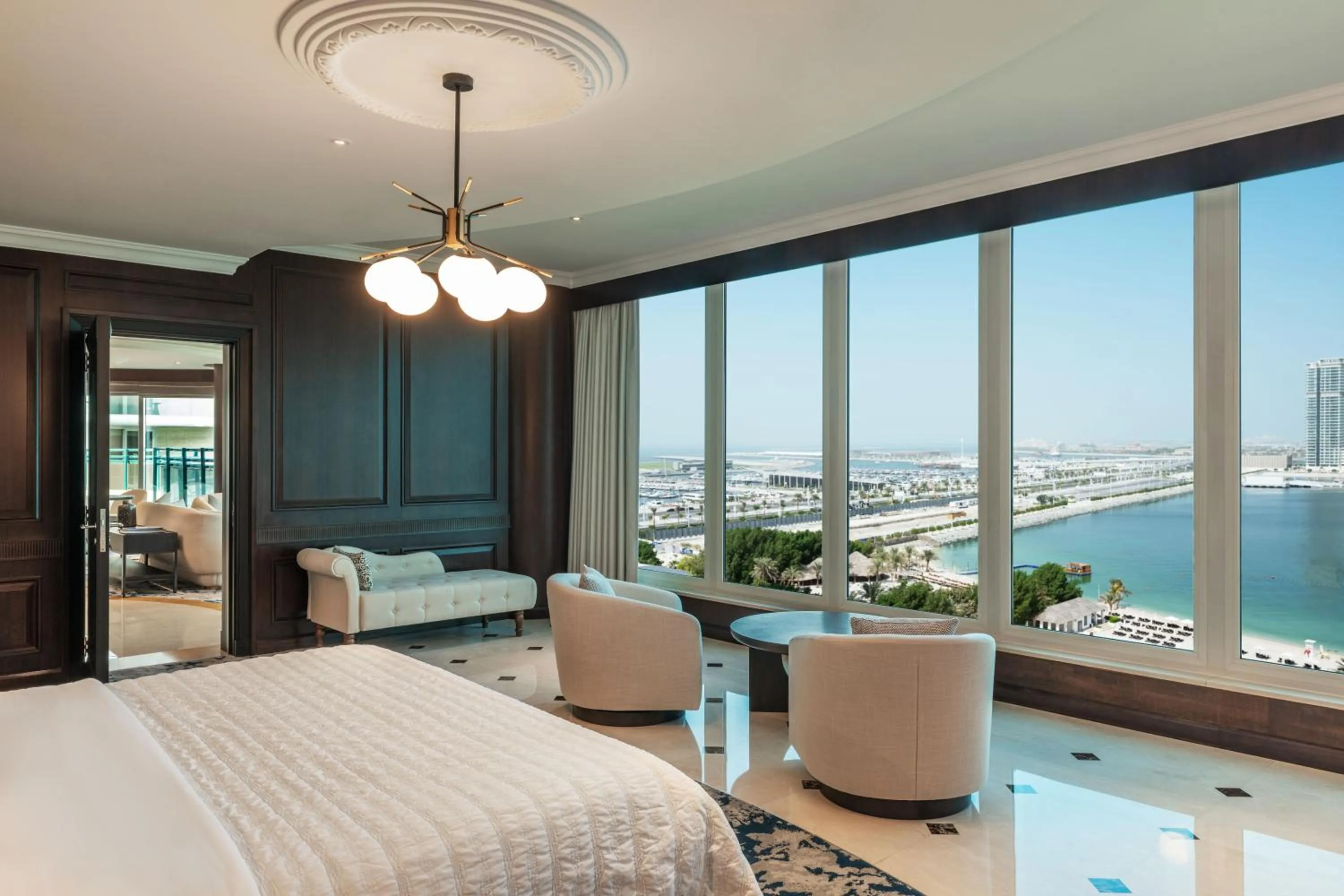 Bed in Le Meridien Mina Seyahi Beach Resort & Waterpark