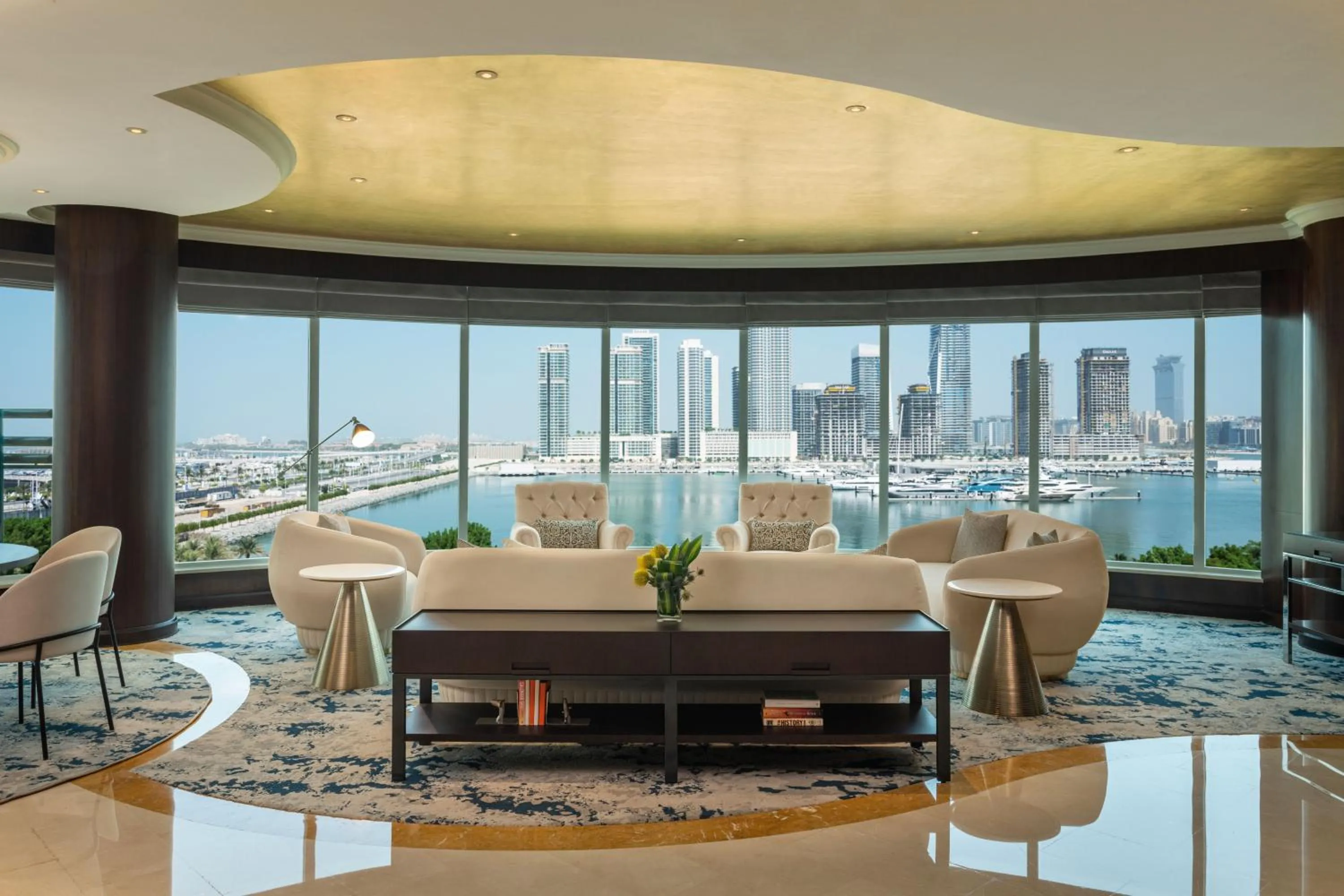 Living room in Le Meridien Mina Seyahi Beach Resort & Waterpark