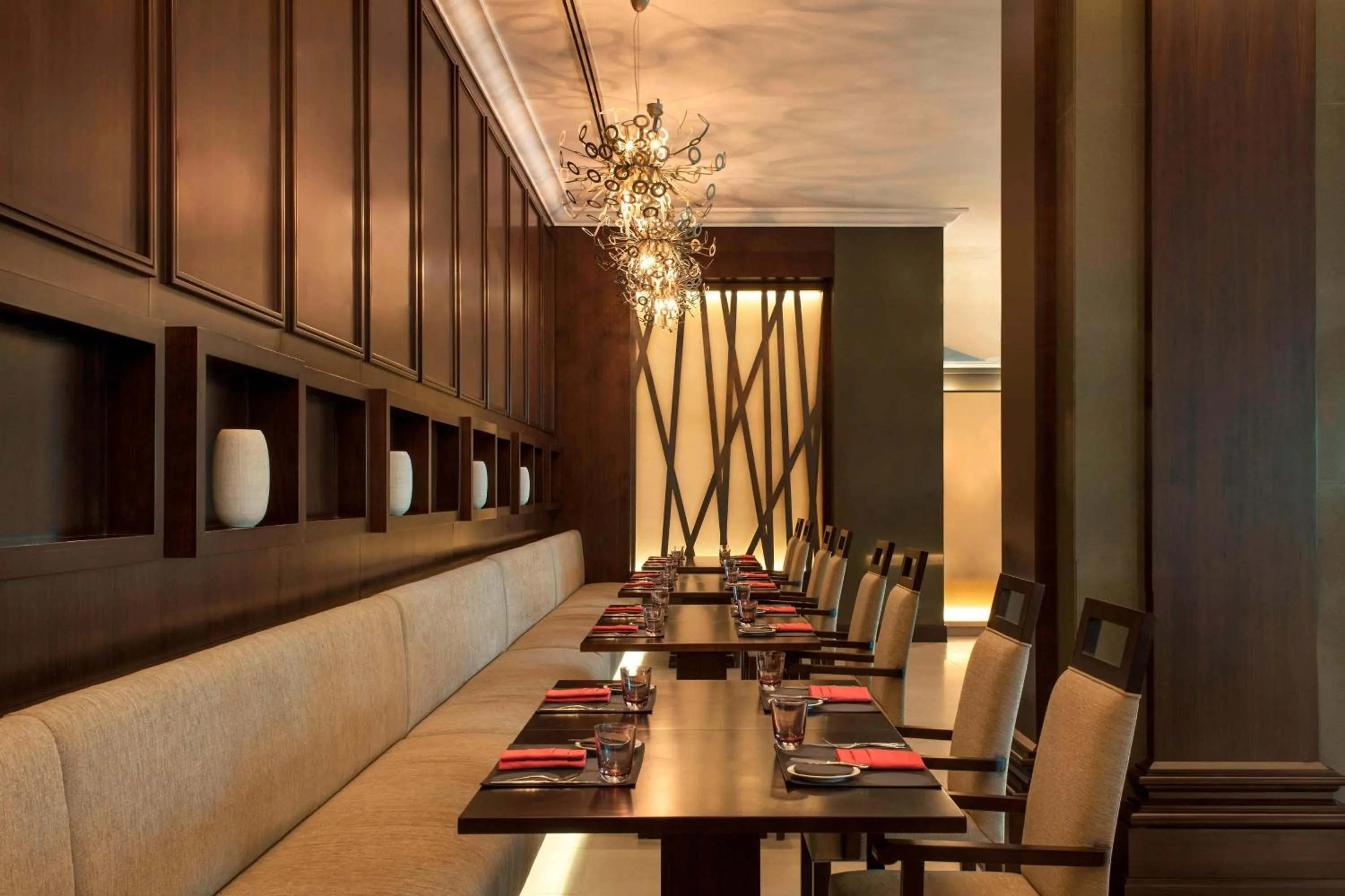 Restaurant/places to eat in Le Meridien Mina Seyahi Beach Resort & Waterpark