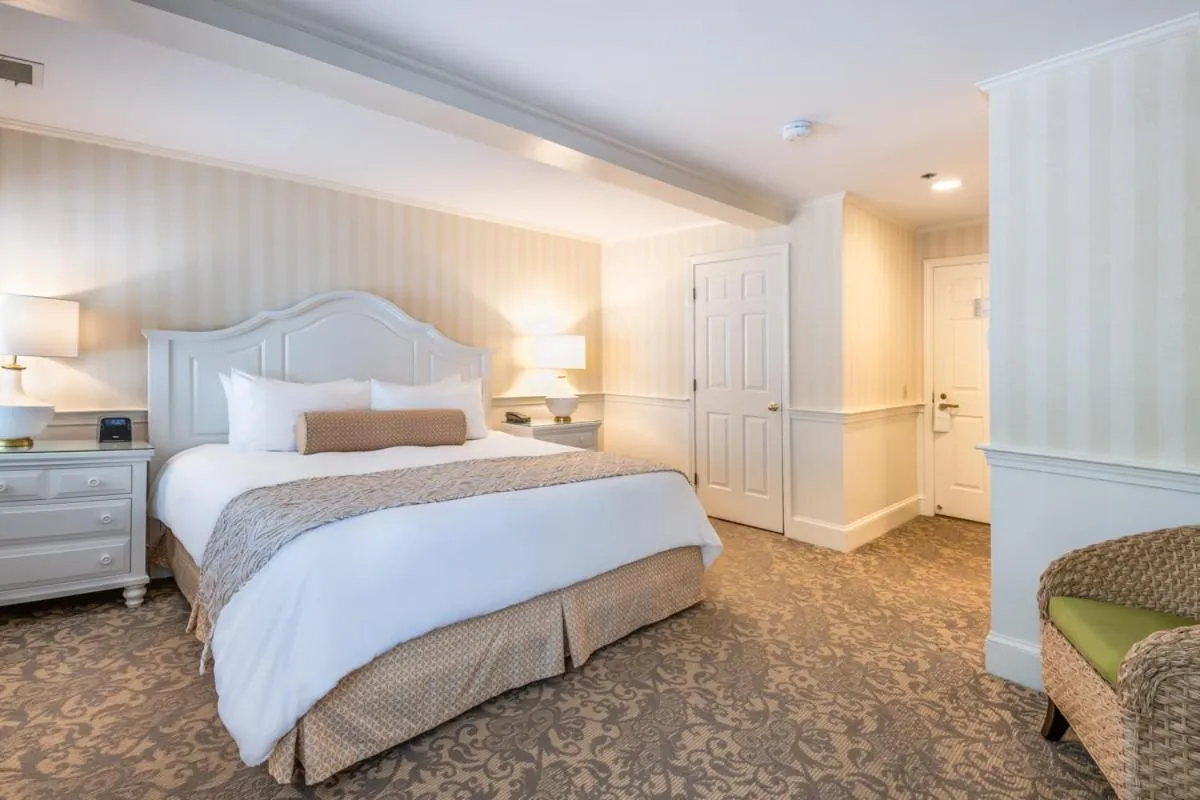 Photo of the whole room, Bed in Chatham Wayside Inn