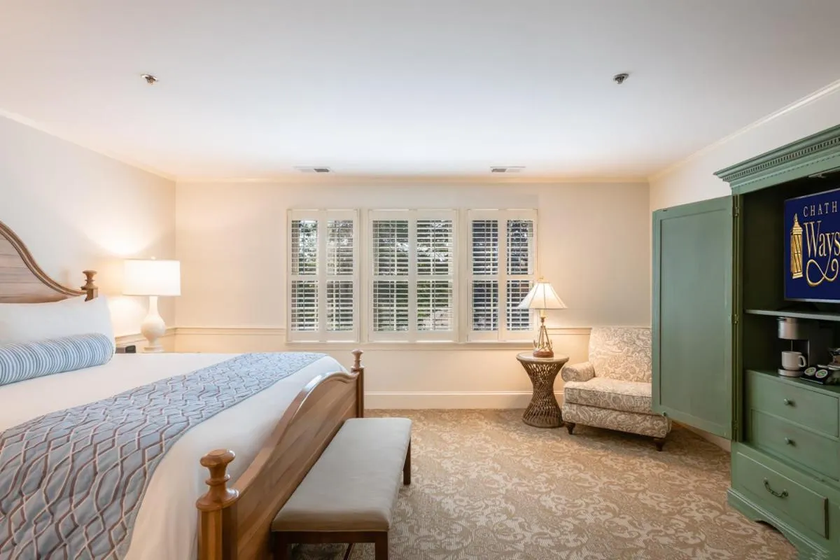 Photo of the whole room, Bed in Chatham Wayside Inn