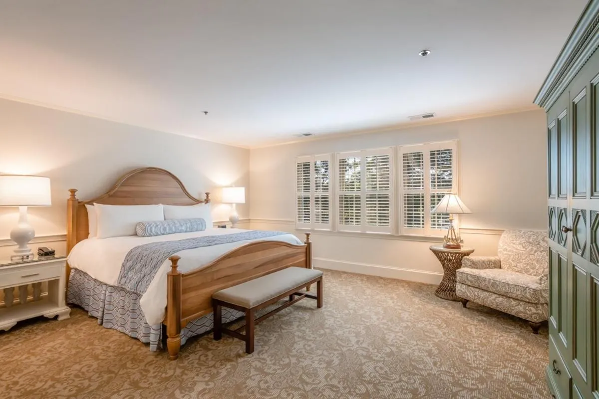 Photo of the whole room, Bed in Chatham Wayside Inn