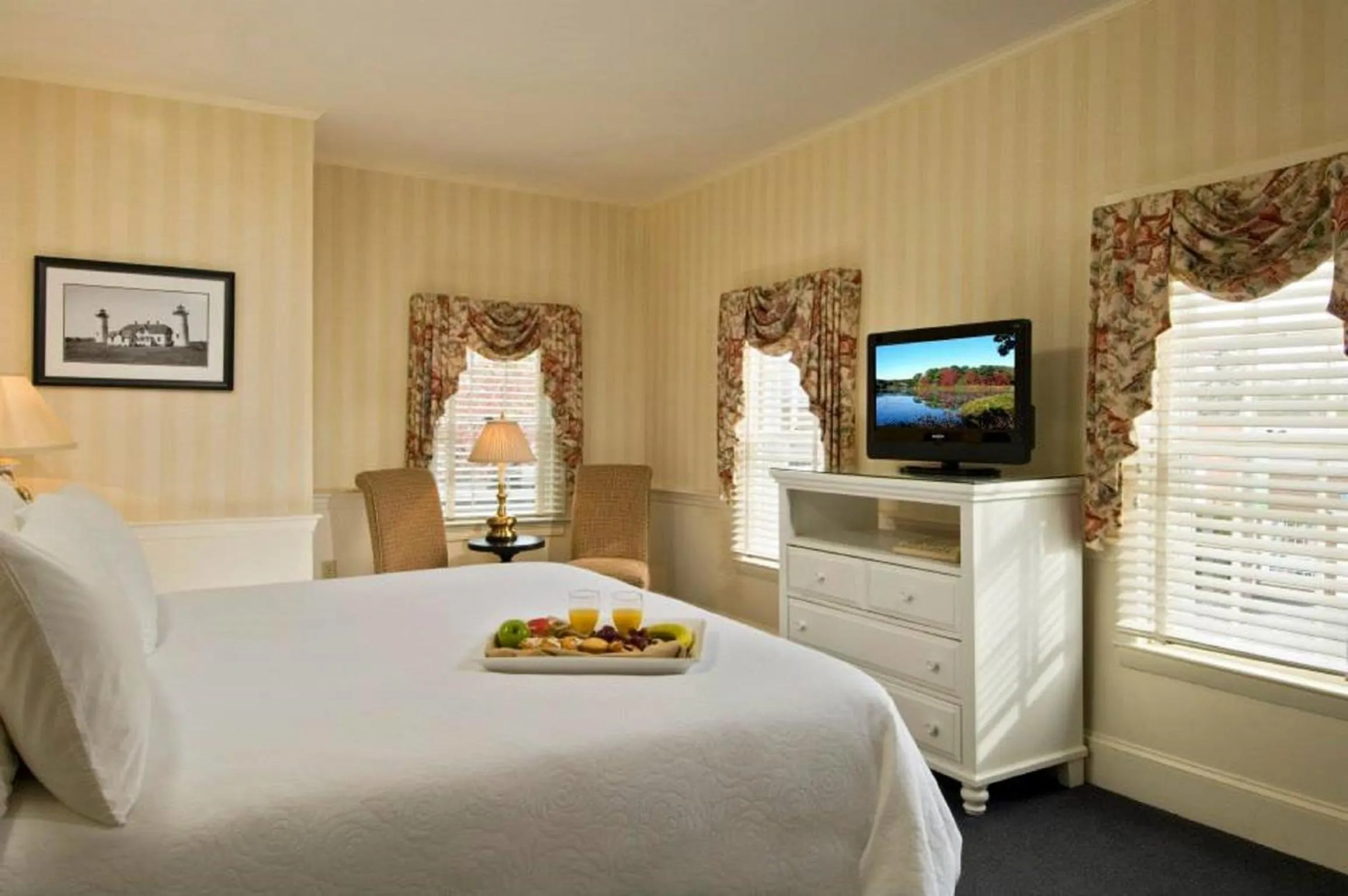 Continental breakfast, Bed in Chatham Wayside Inn