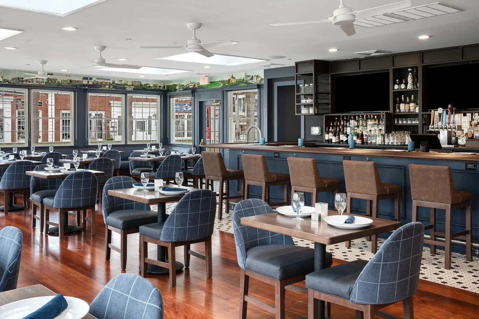 Lounge or bar in Chatham Wayside Inn