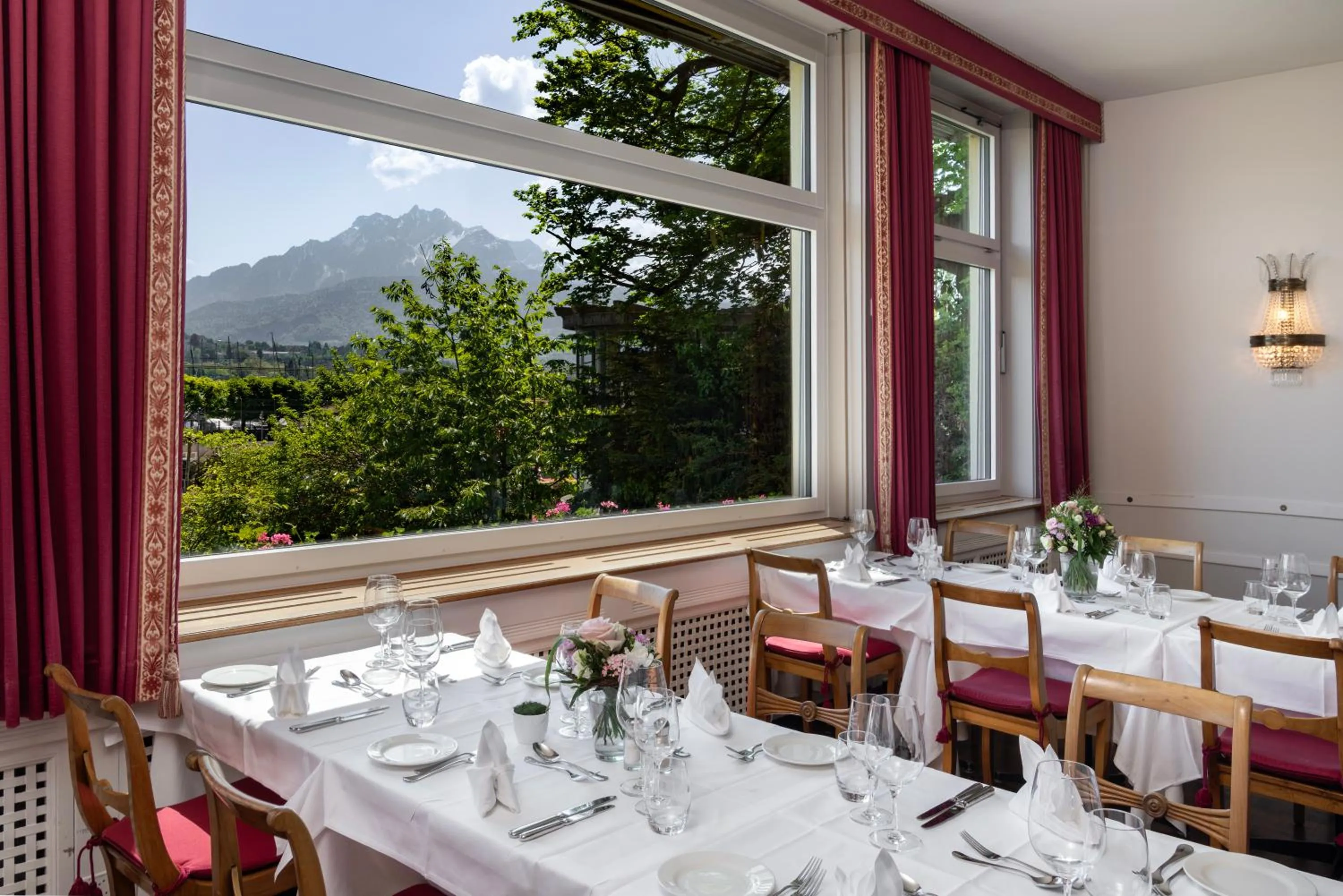 Restaurant/places to eat in Grand Hotel Europe