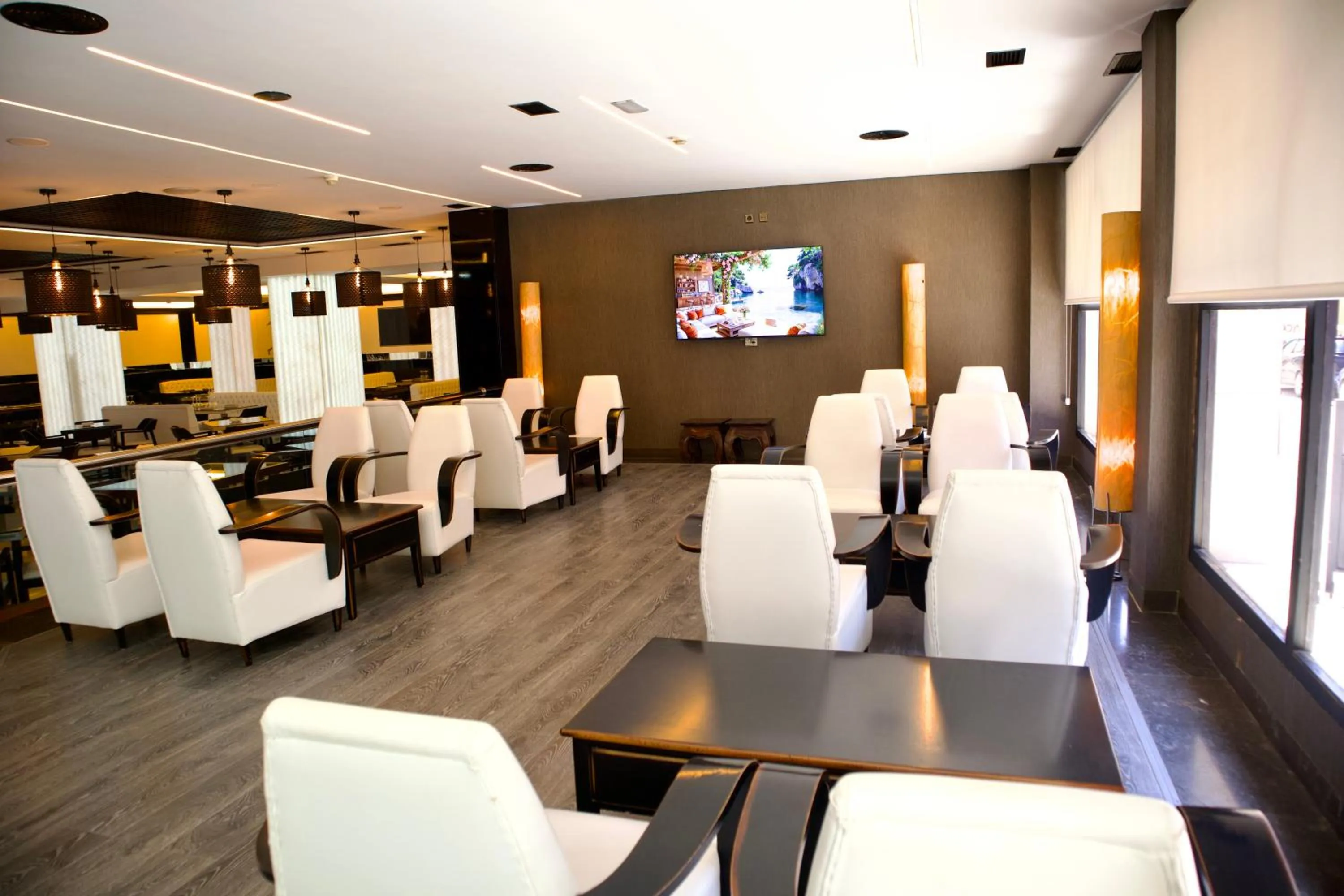 Communal lounge/ TV room in Hotel Benetusser