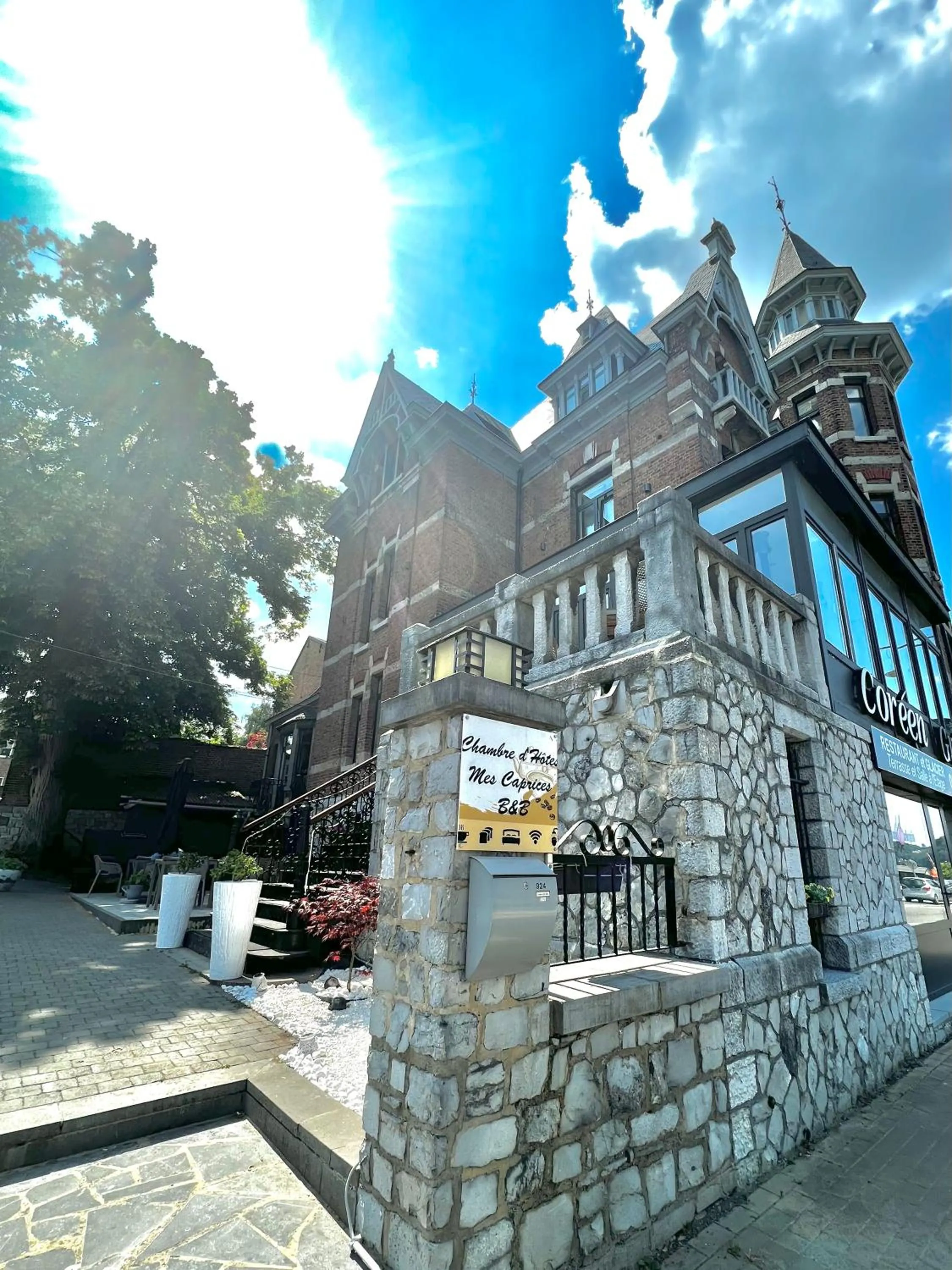 Property building in Mes Caprices B&B Villa Mosan Bord de Meuse