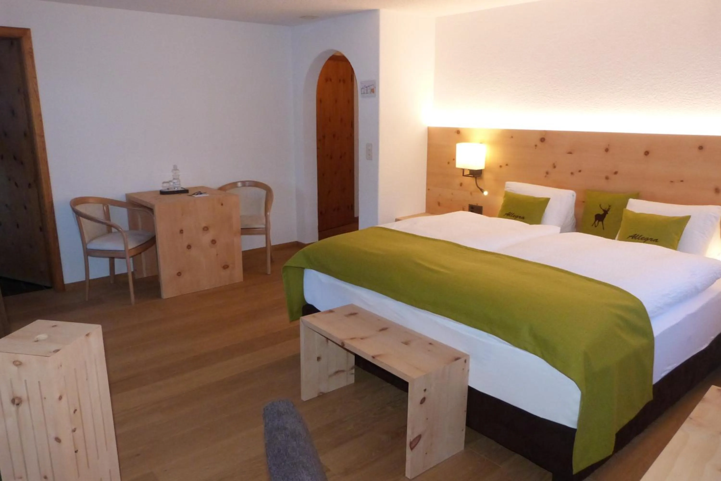 room service, Bed in Wellnesshotel Liun