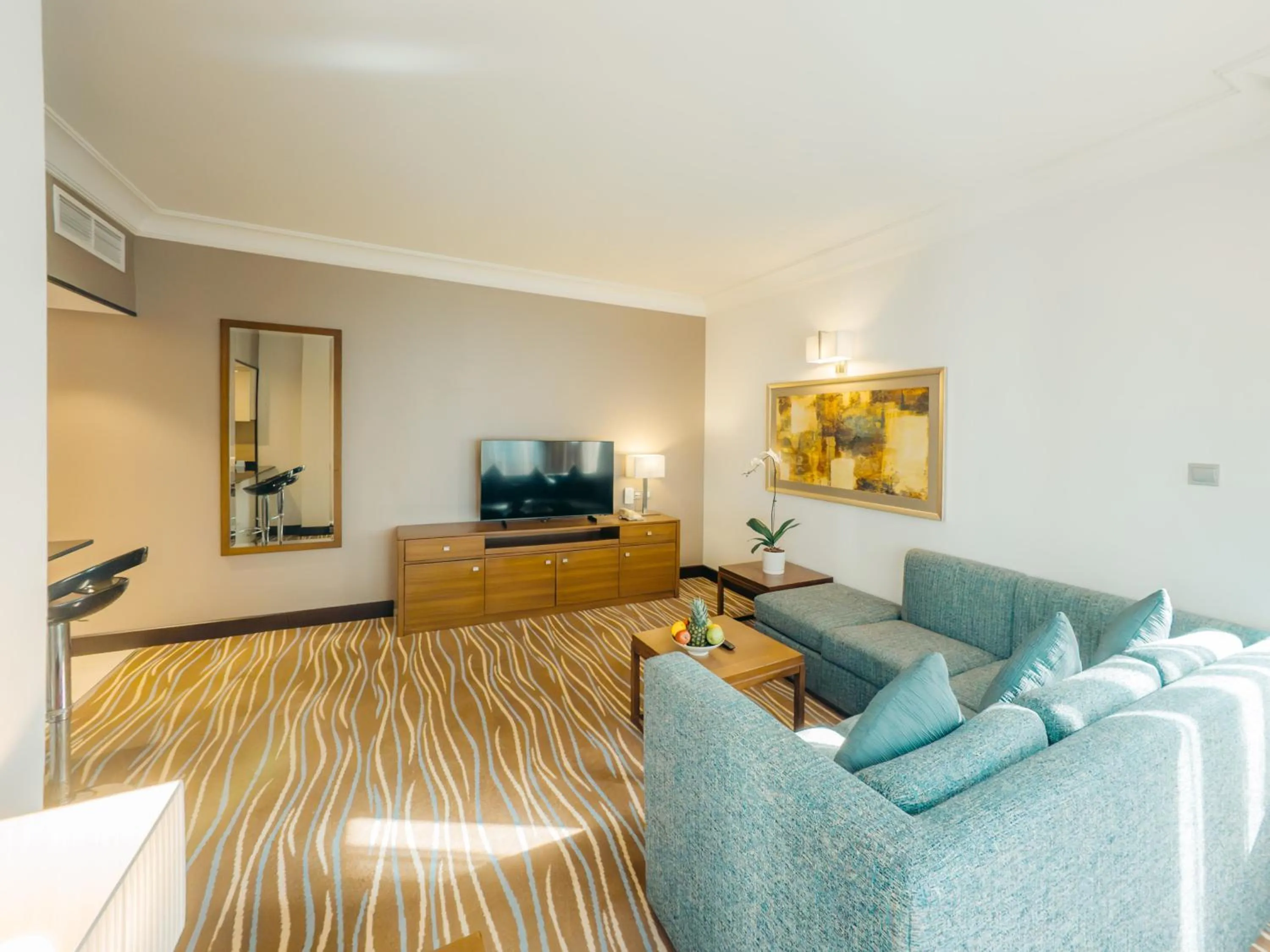 Living room in Copthorne Downtown by Millennium