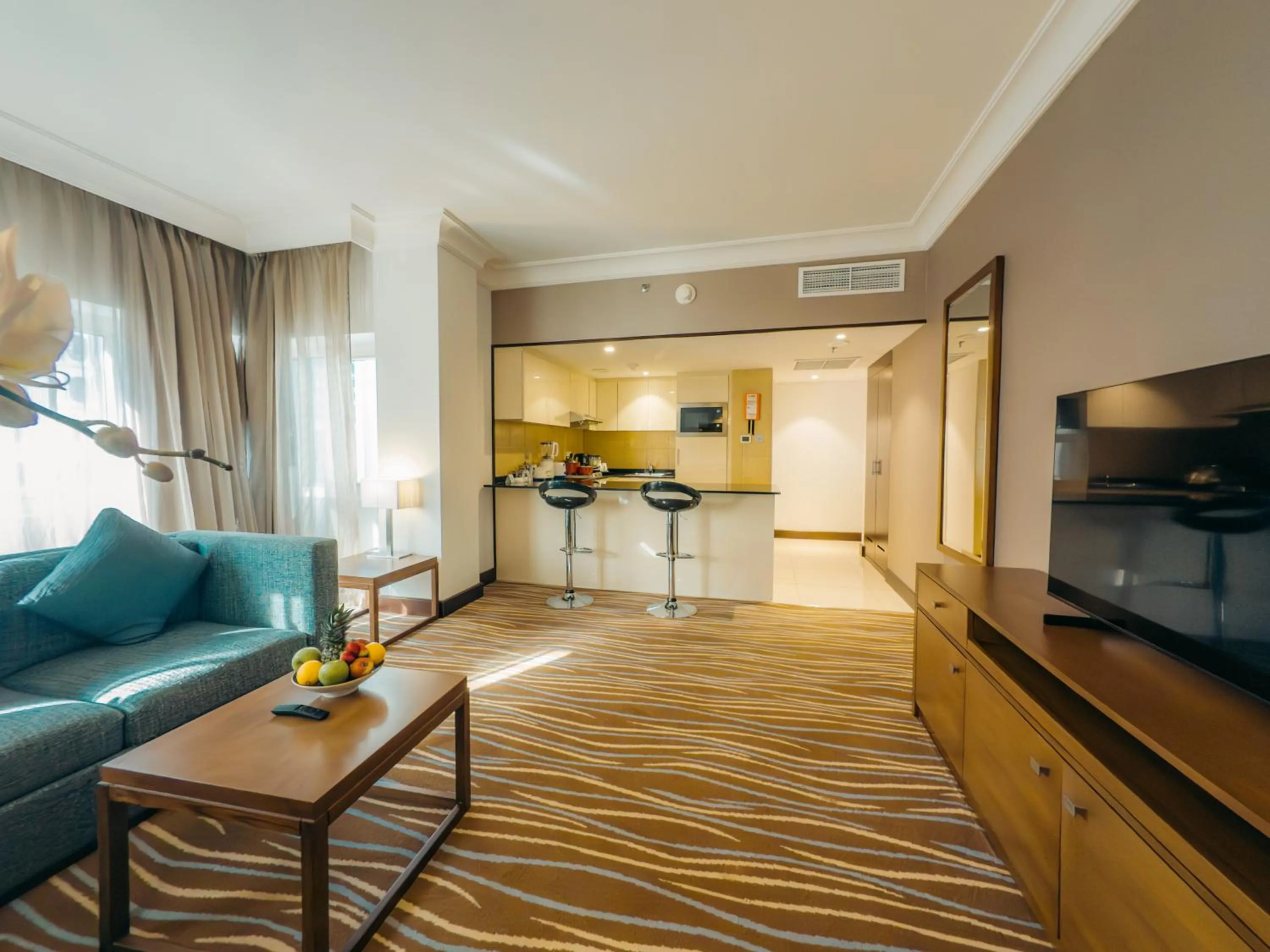 Living room in Copthorne Downtown by Millennium