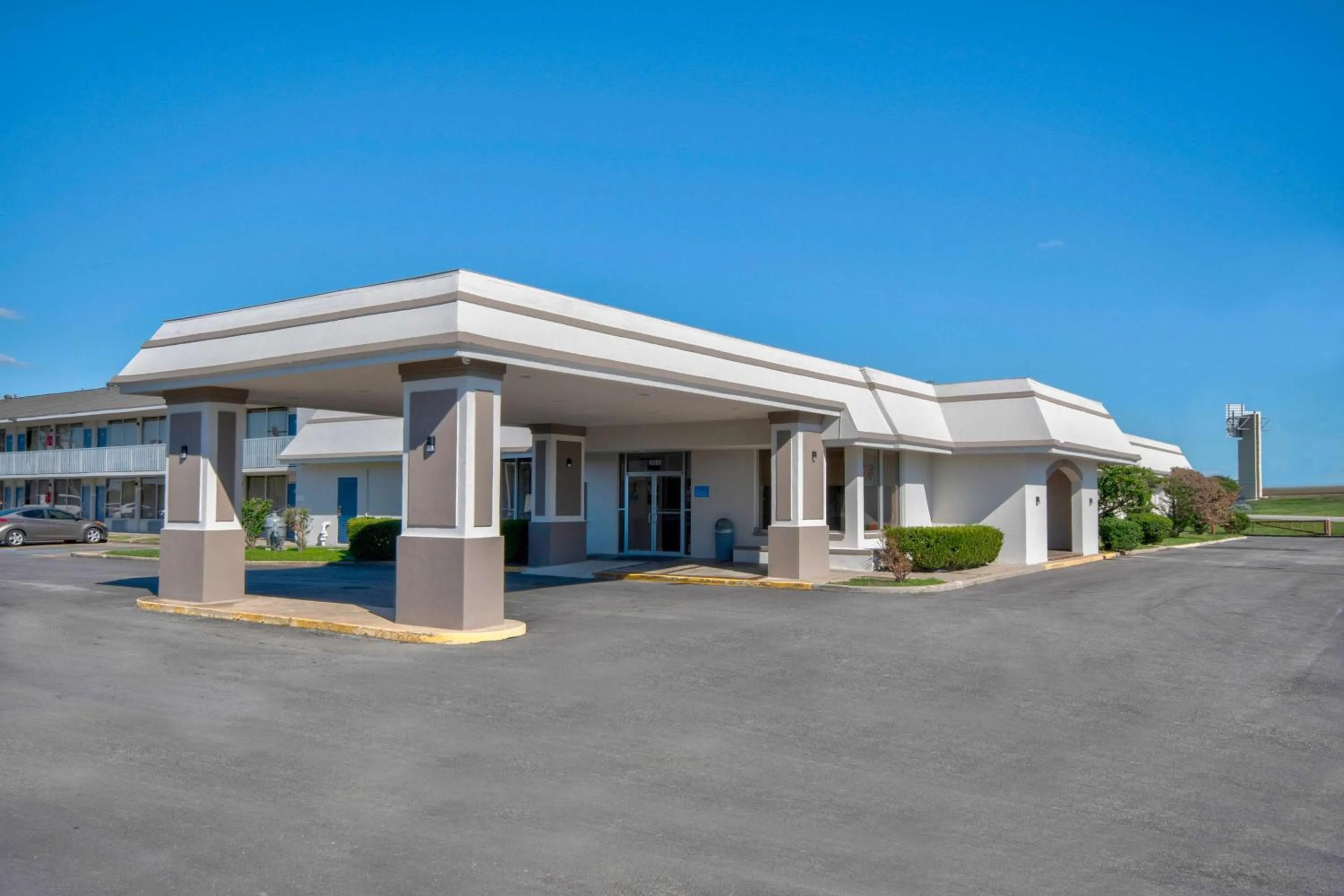 Property building in Studio 6 Rosenberg TX