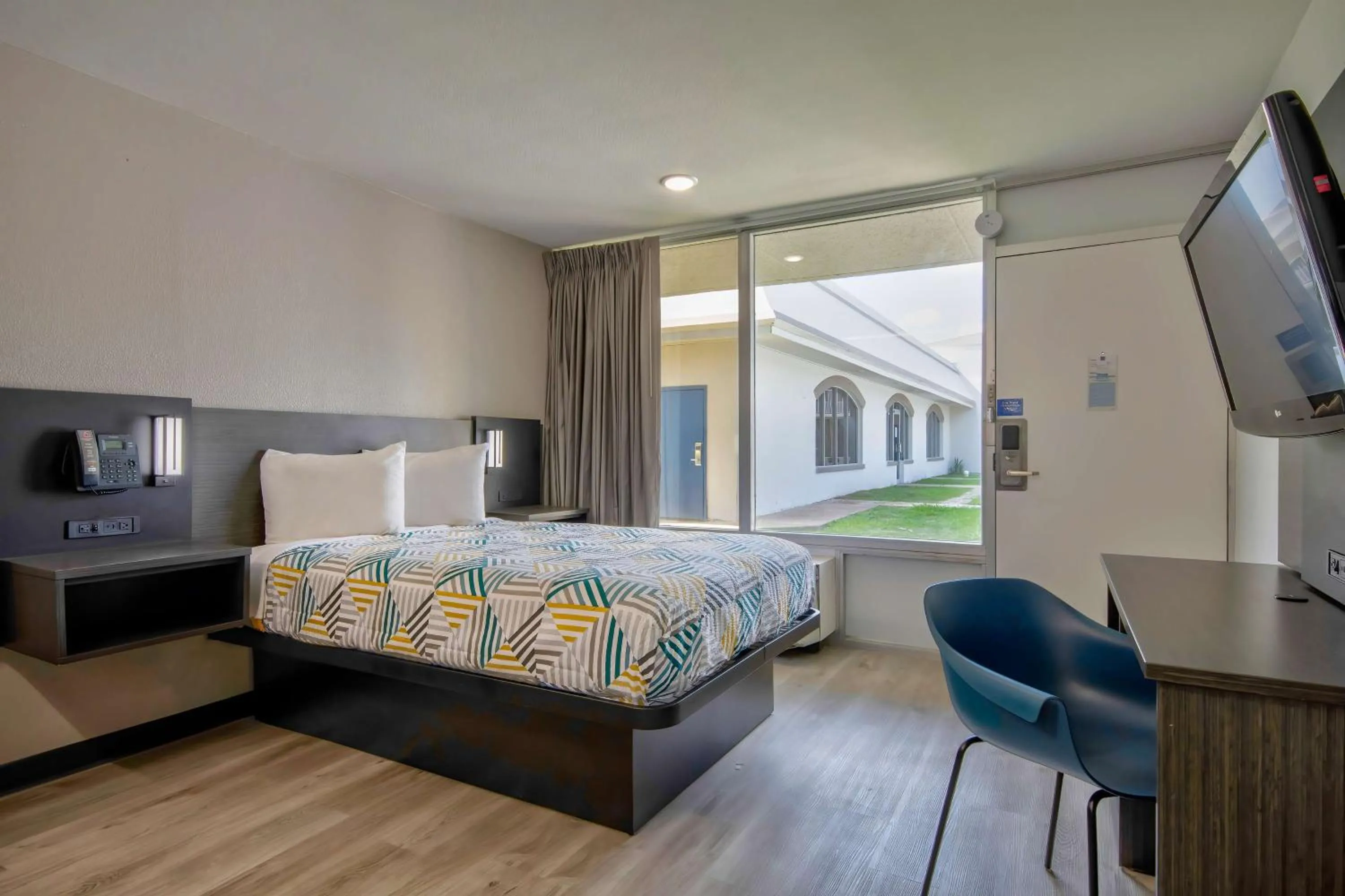 Photo of the whole room, Bed in Studio 6 Rosenberg TX