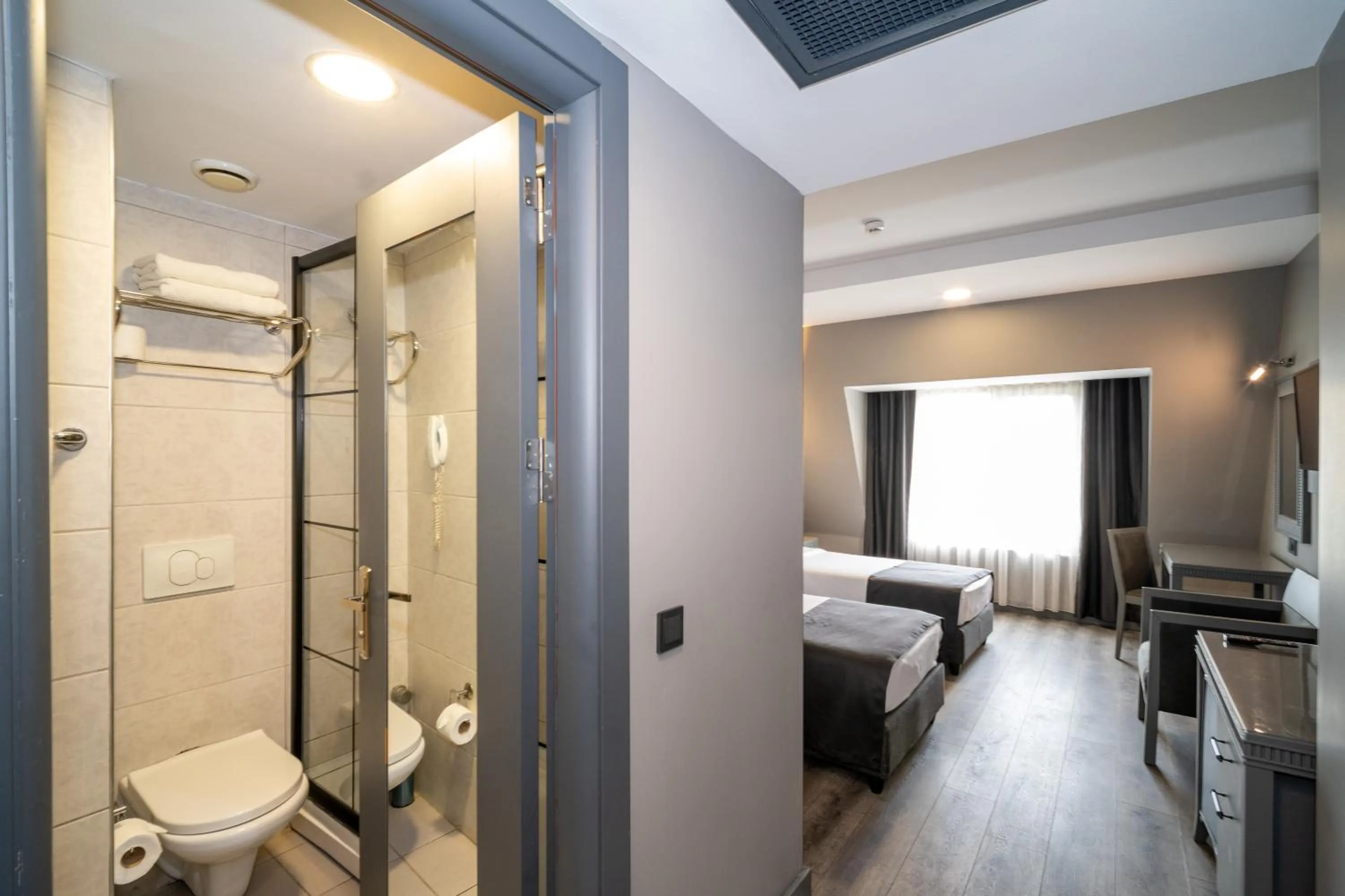 Shower, Bed in Grand S Hotel