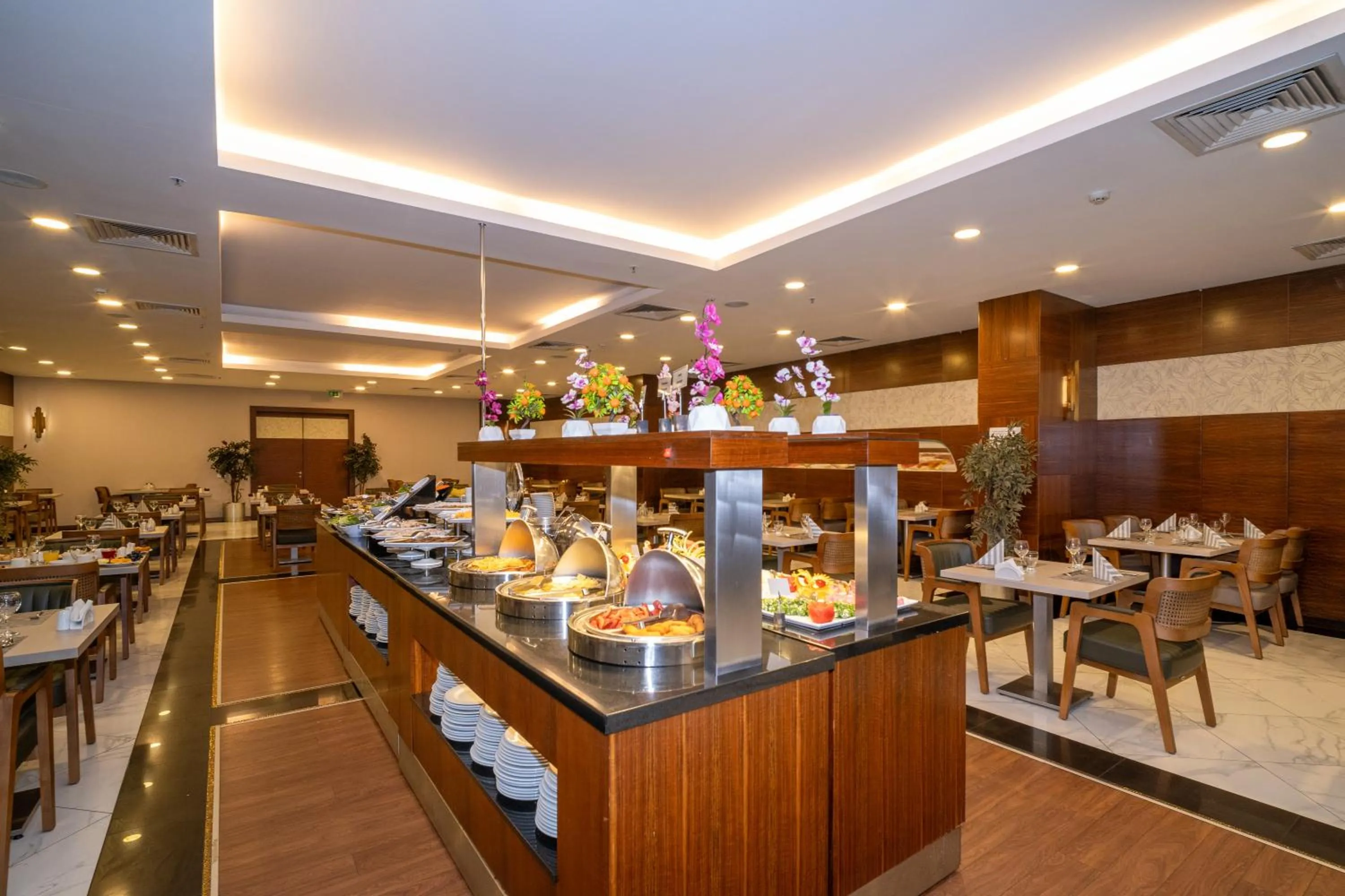 Restaurant/places to eat in Grand S Hotel