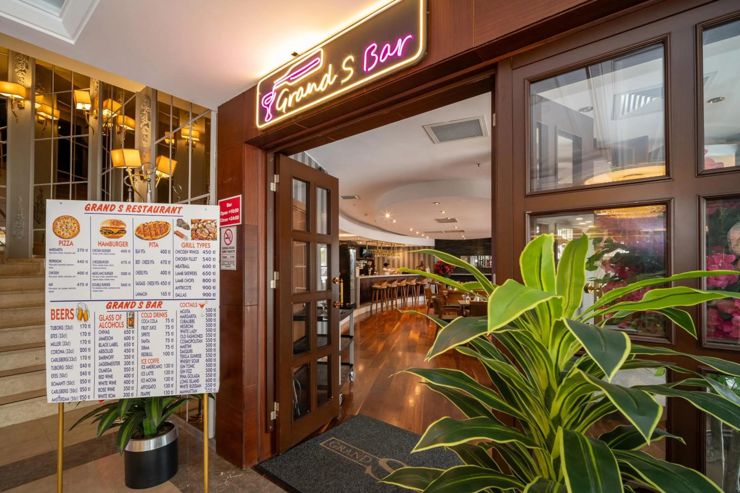 Lounge or bar in Grand S Hotel