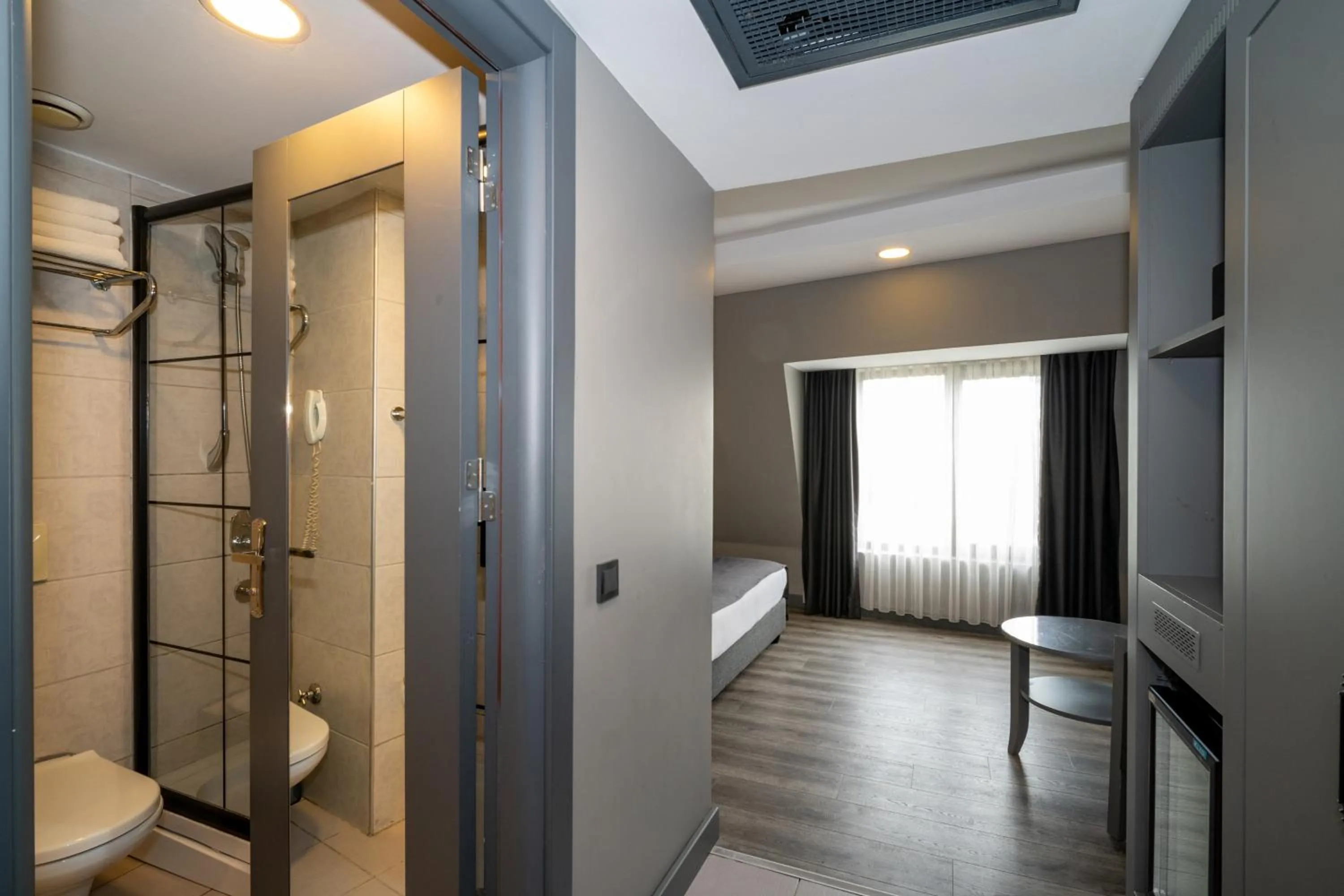 Shower in Grand S Hotel