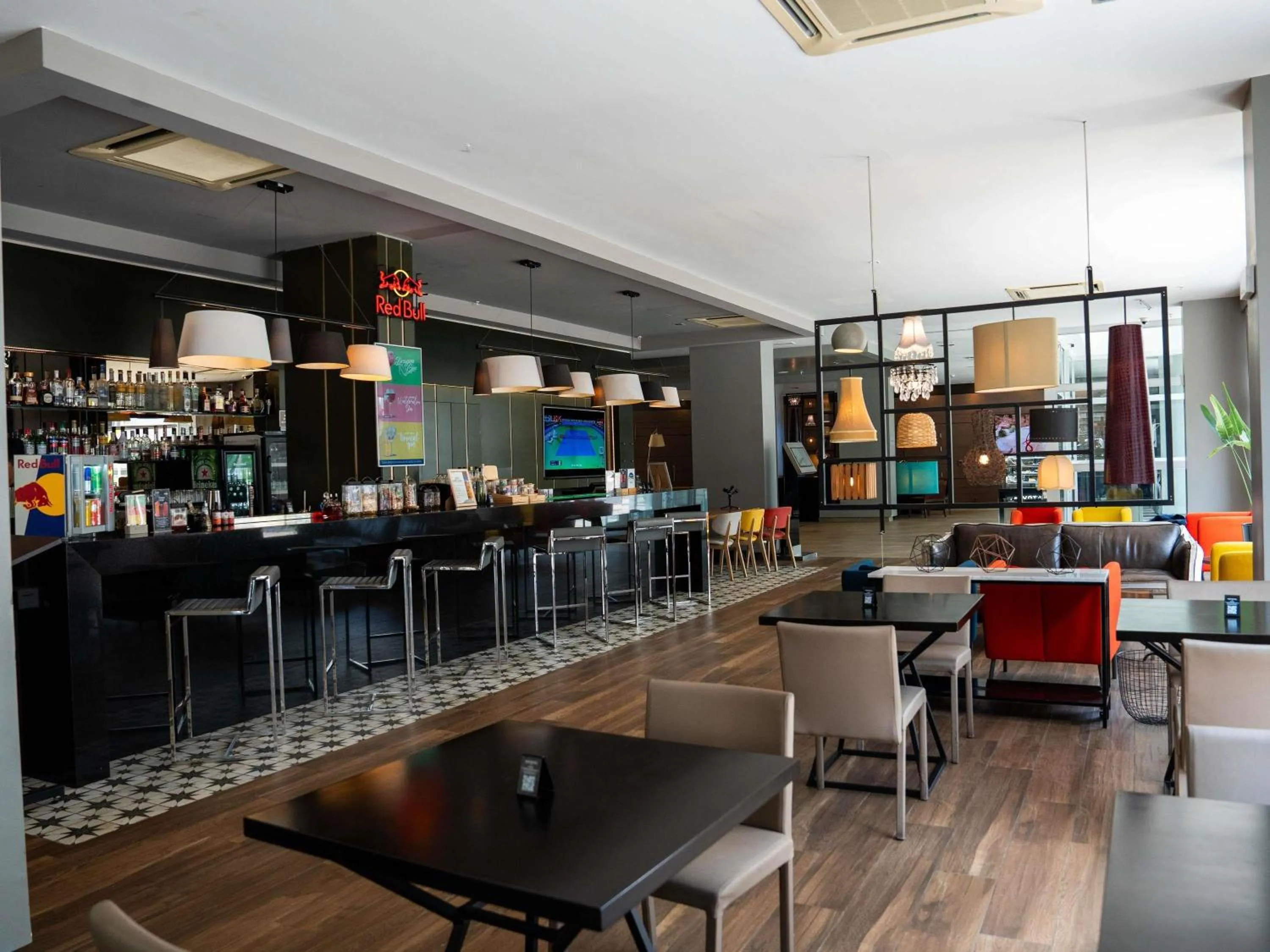 Lounge or bar in Novotel Lima San Isidro