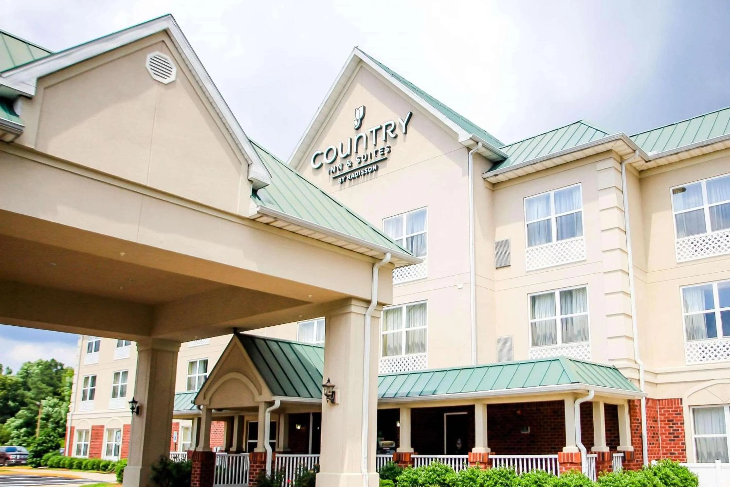 Property building in Country Inn & Suites by Radisson, Chester, VA