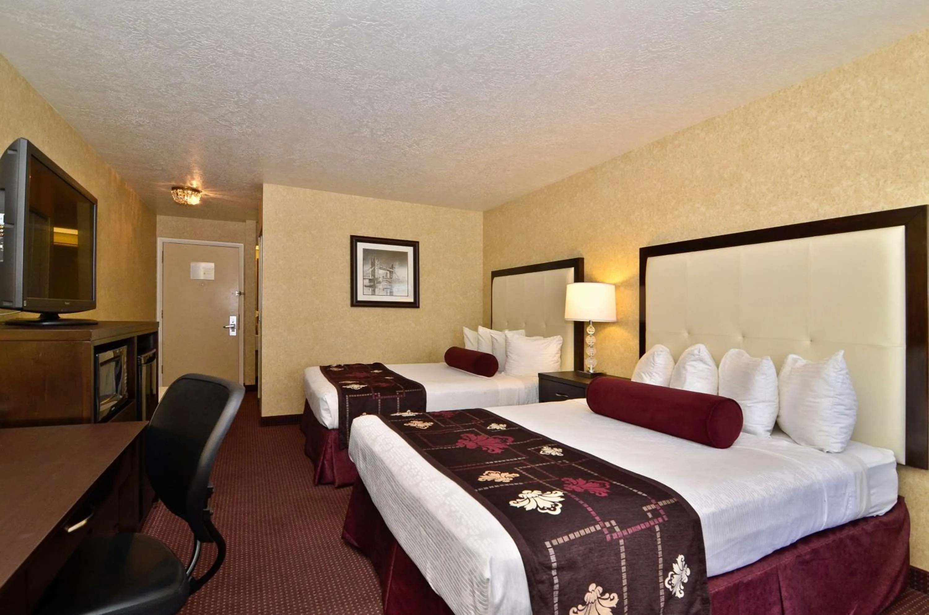 Photo of the whole room, Bed in Best Western Coral Hills