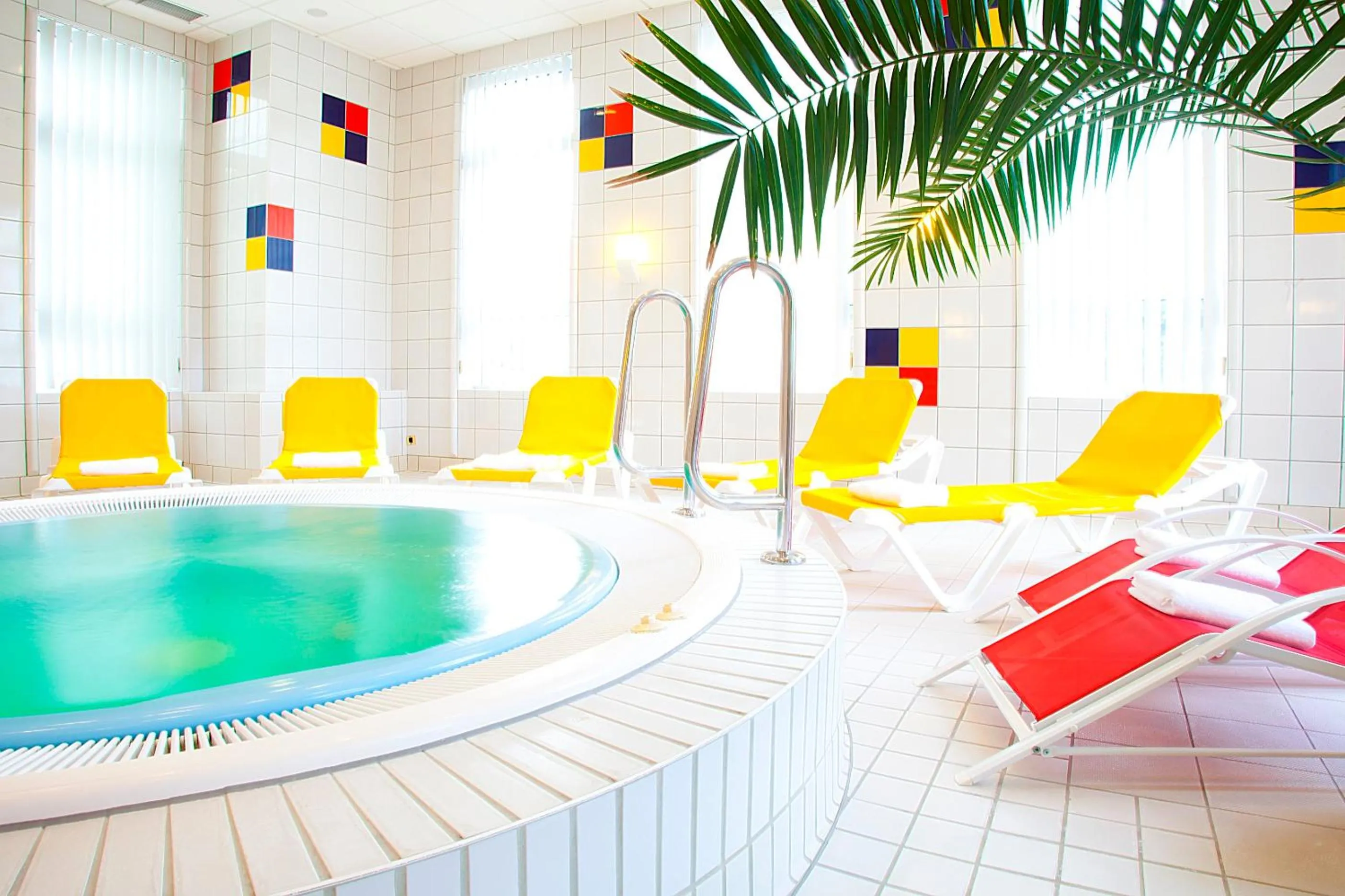 Swimming pool in Hotel Schloss Schwarzenfeld