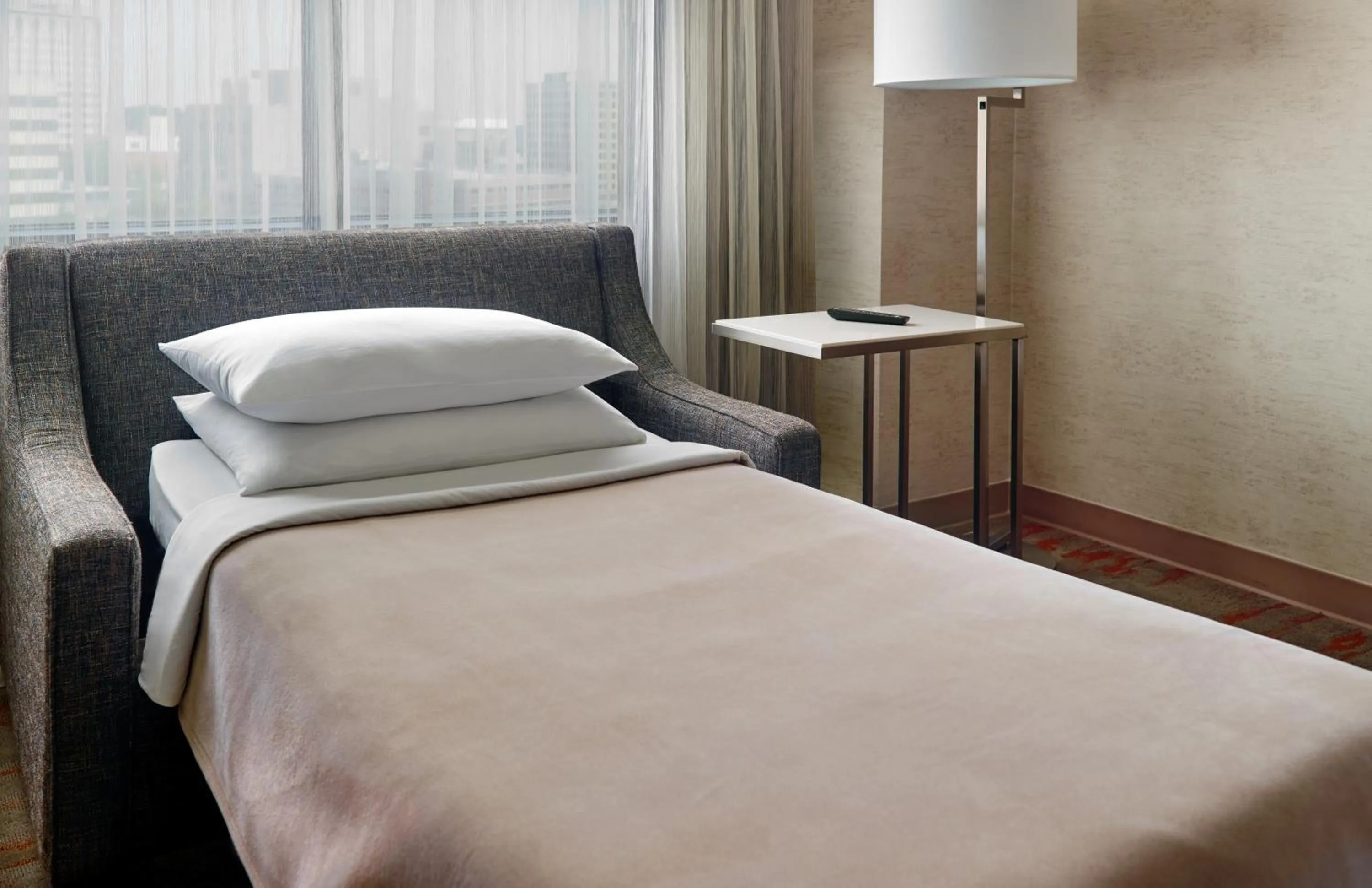 Seating area, Bed in Chattanooga Marriott Downtown