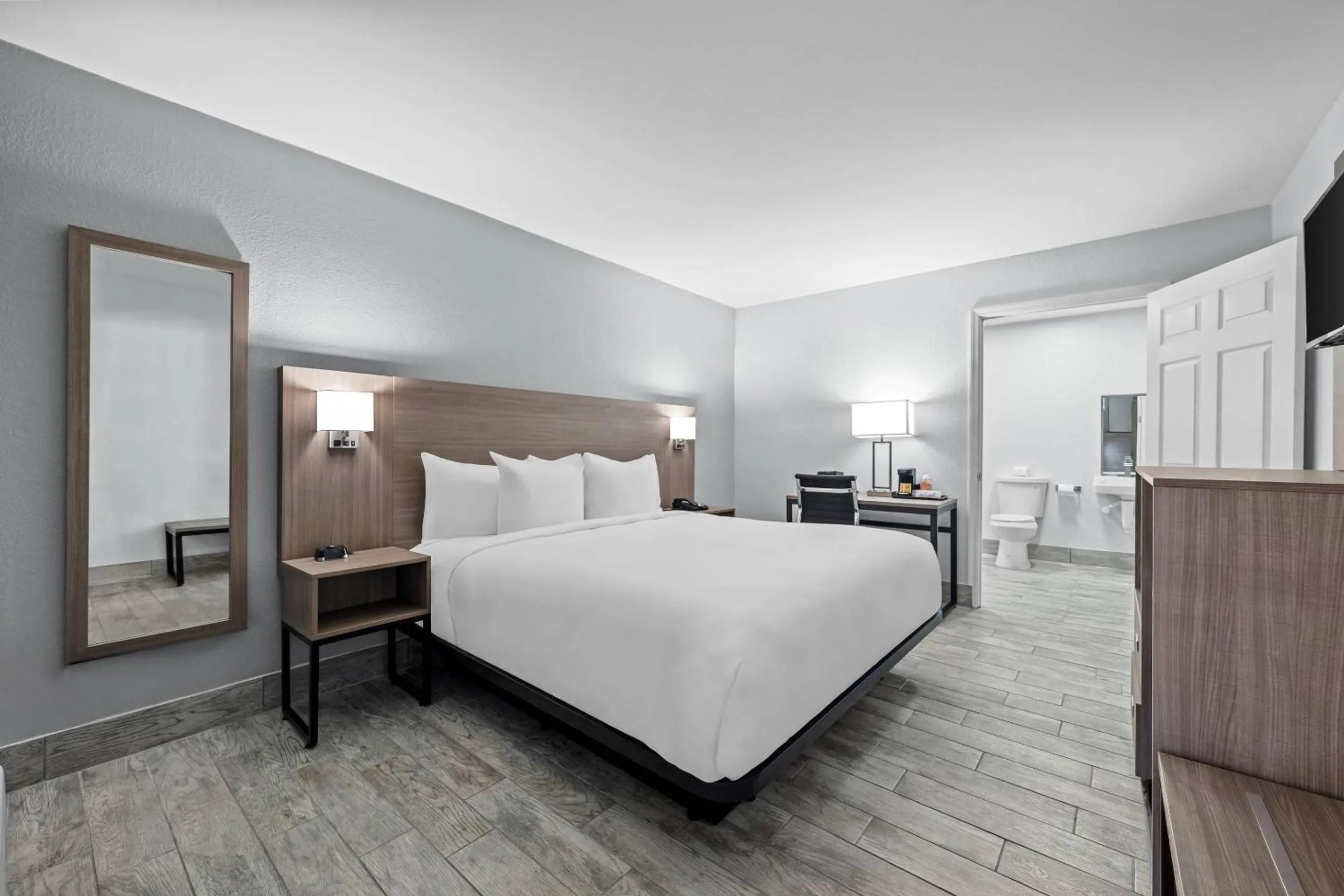 Bedroom, Bed in Econo Lodge Daytona Beach - Speedway