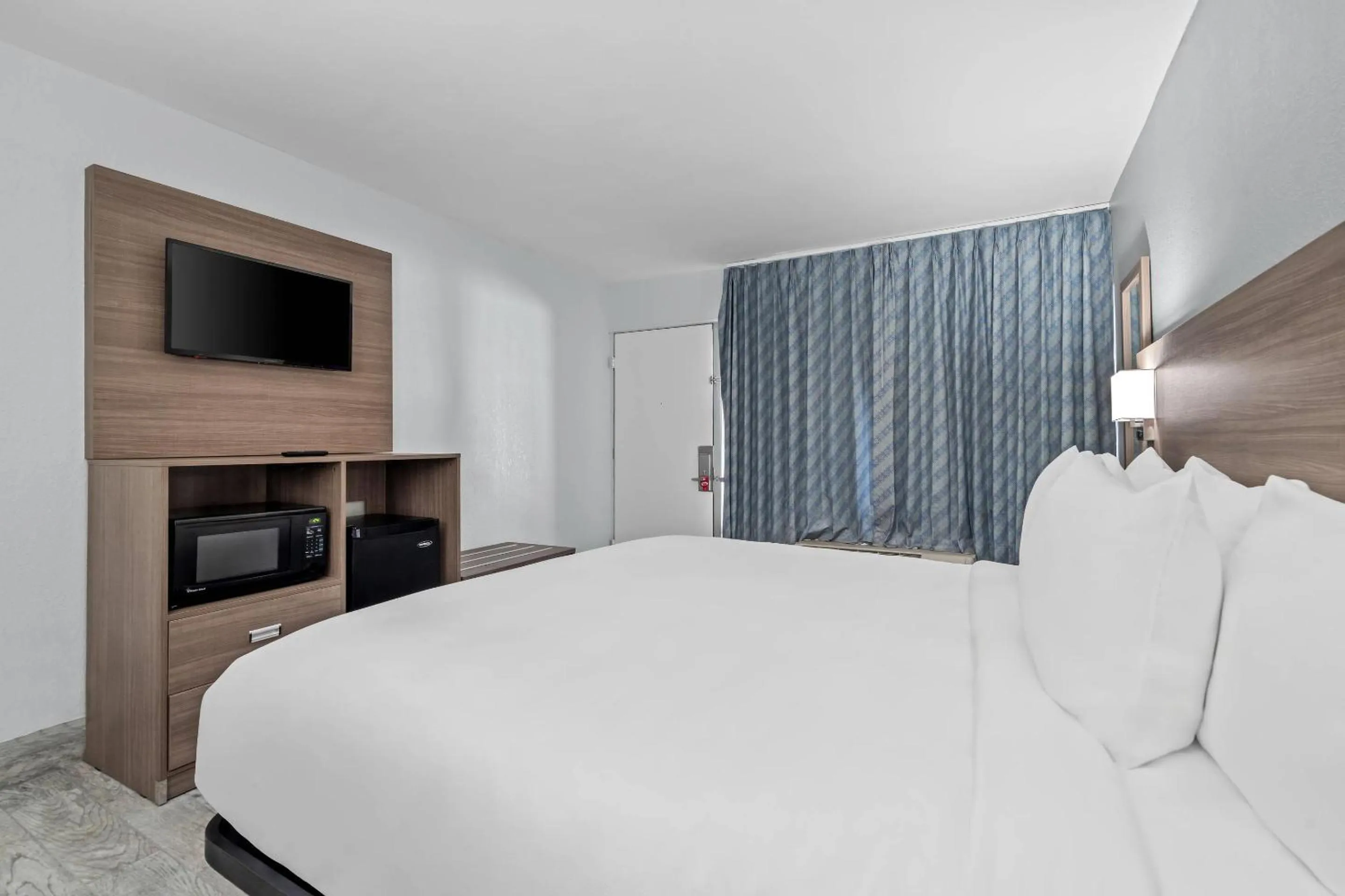 Bedroom, Bed in Econo Lodge Daytona Beach - Speedway