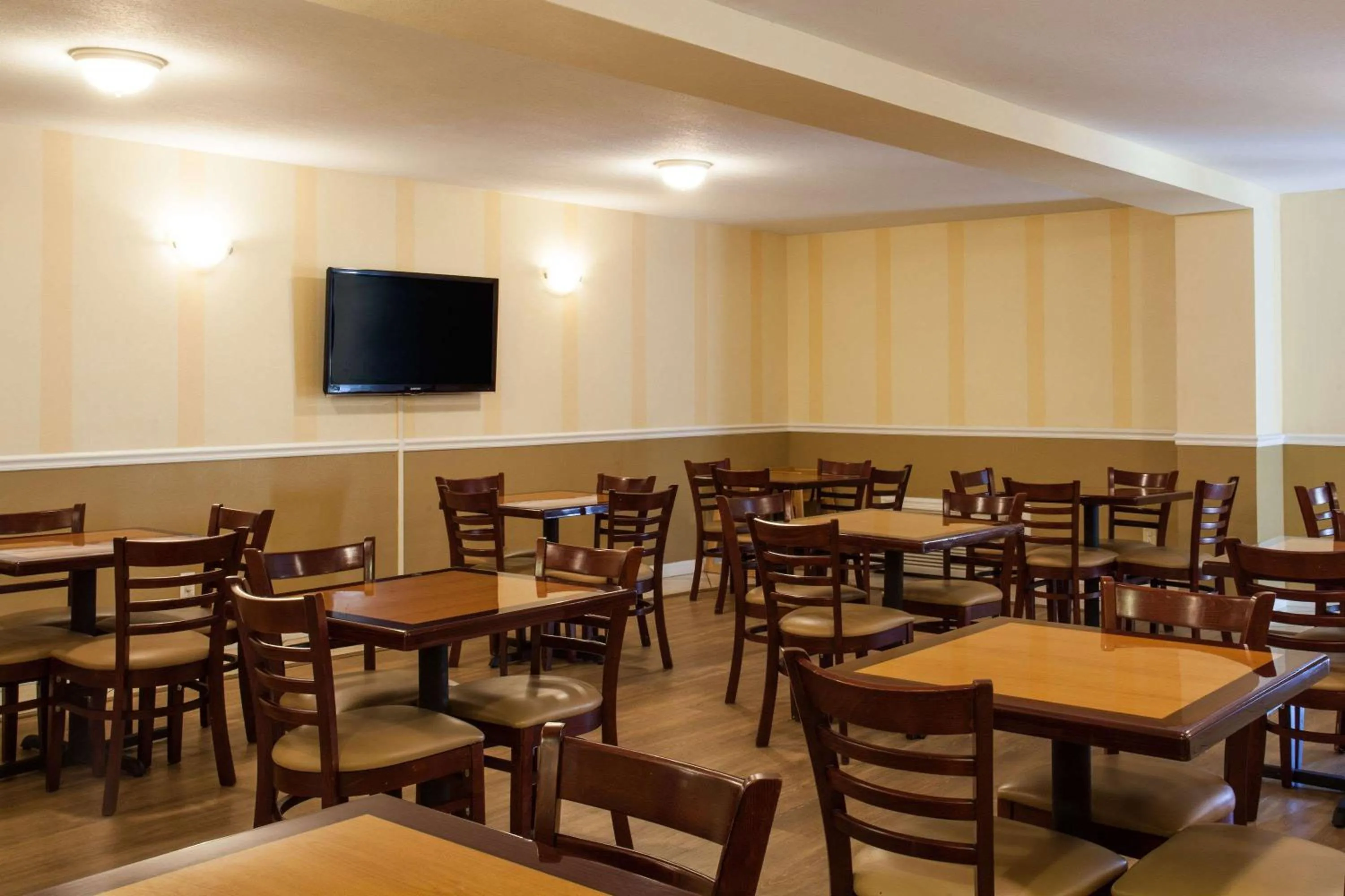 Restaurant/places to eat in Days Inn by Wyndham Daytona Beach Speedway