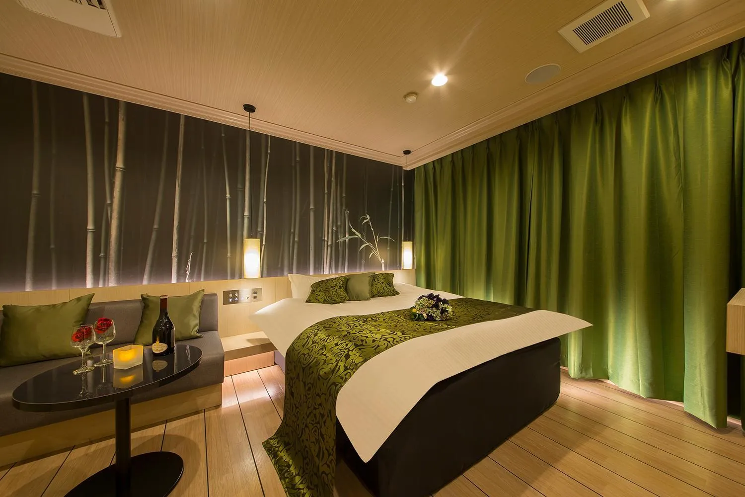 Bed in ルトゥール難波 RetourNANBA 男塾ホテルグループ