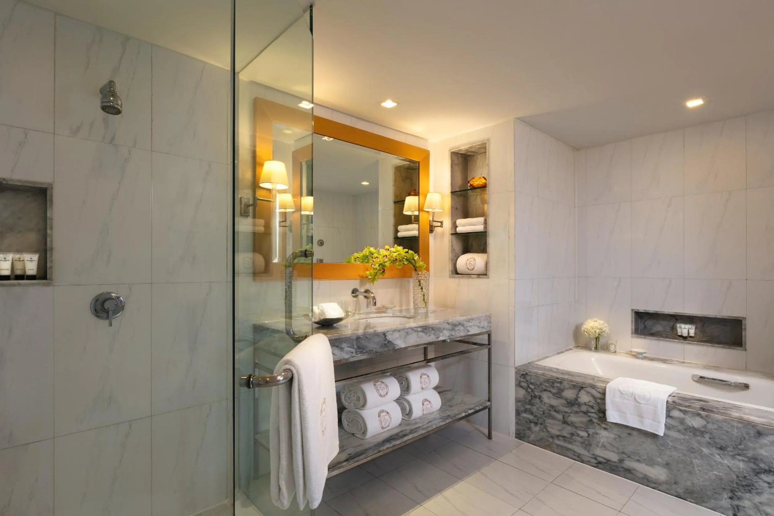 Shower, Bed in Tower Club at lebua