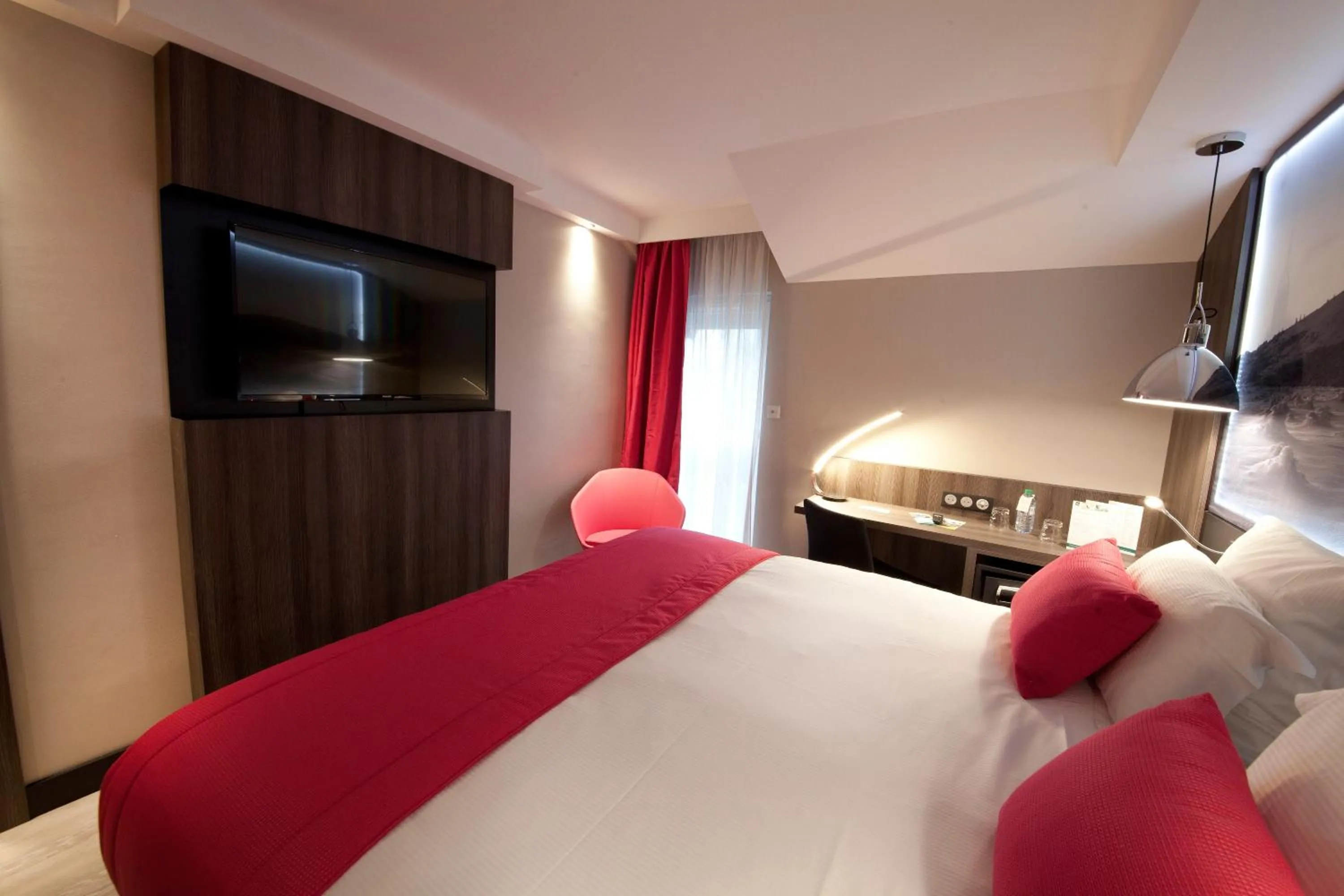 Photo of the whole room, Bed in Hôtel Le Kennedy, Clermont-Ferrand, The Originals Relais