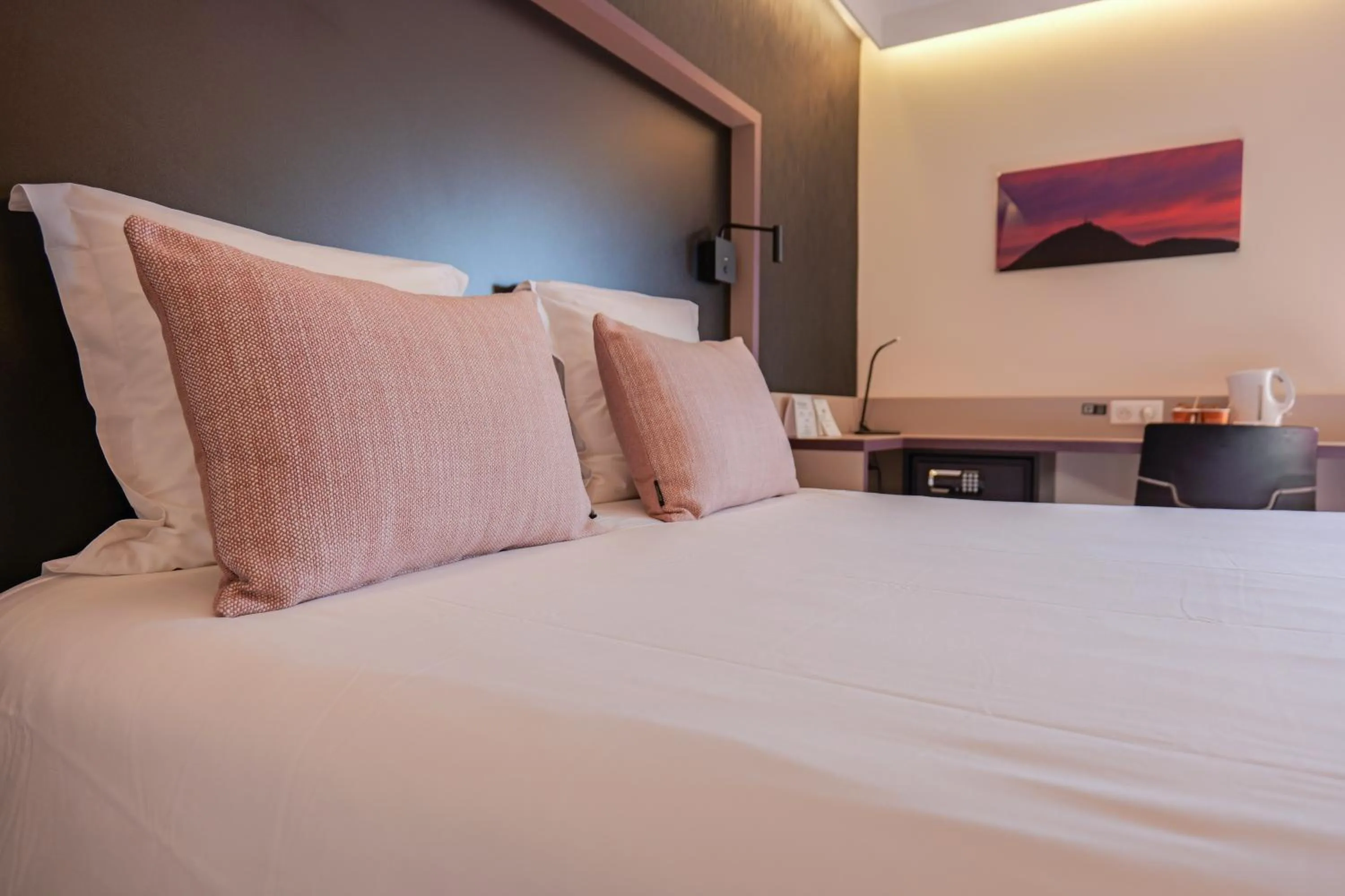 Bedroom, Bed in Hôtel Le Kennedy, Clermont-Ferrand, The Originals Relais