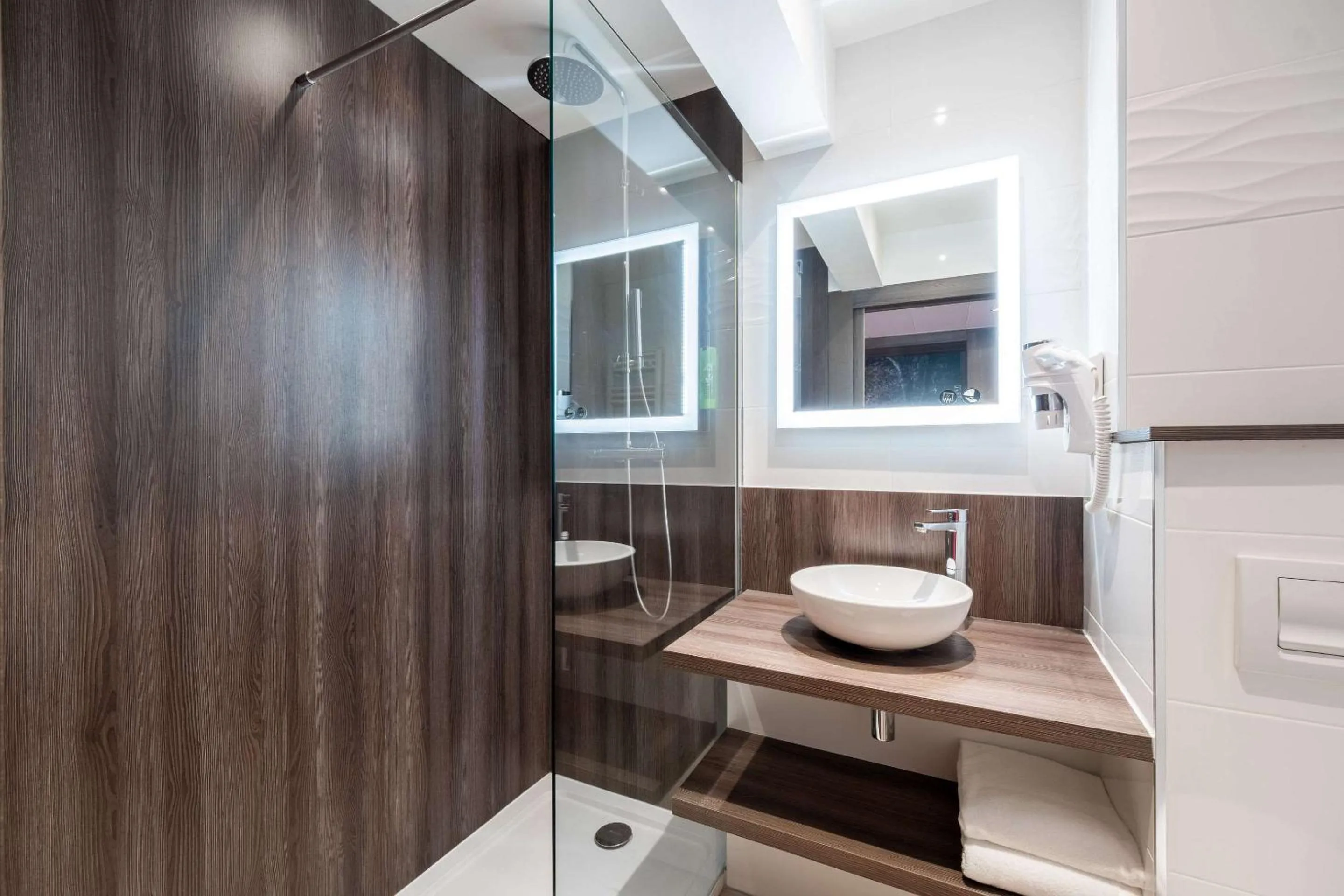 Bathroom in Hôtel Le Kennedy, Clermont-Ferrand, The Originals Relais