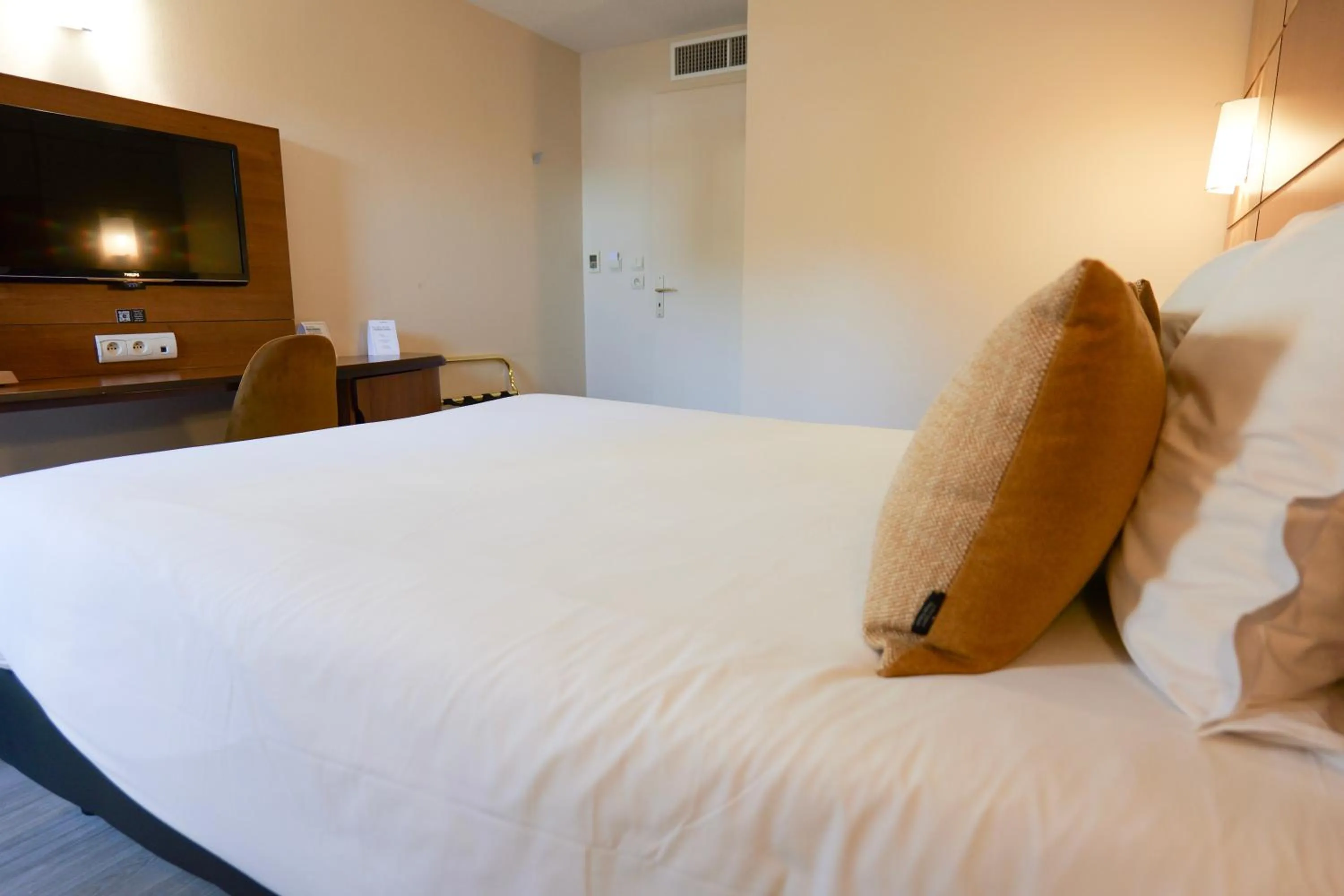 Bedroom, Bed in Hôtel Le Kennedy, Clermont-Ferrand, The Originals Relais