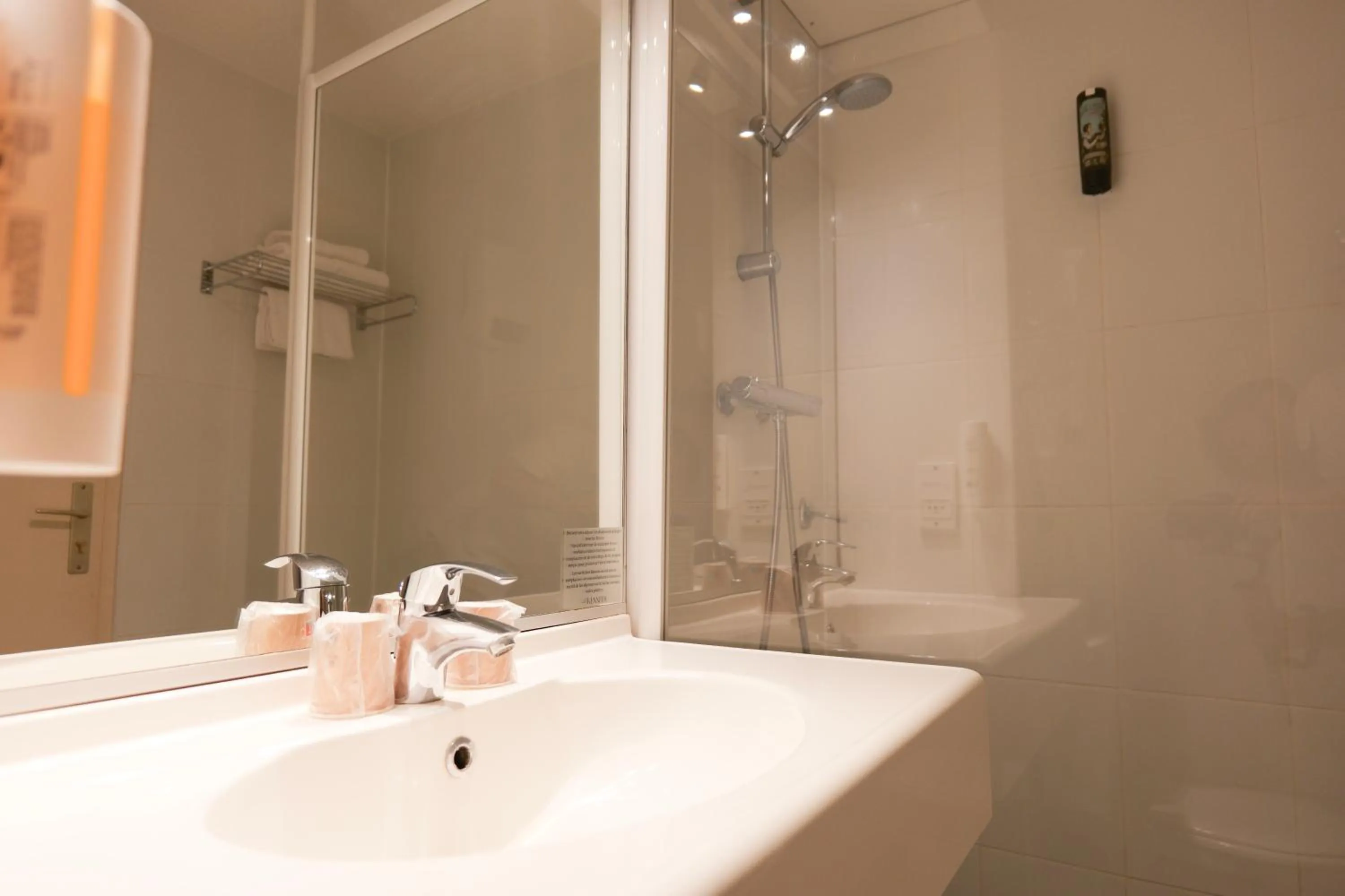 Bathroom in Hôtel Le Kennedy, Clermont-Ferrand, The Originals Relais
