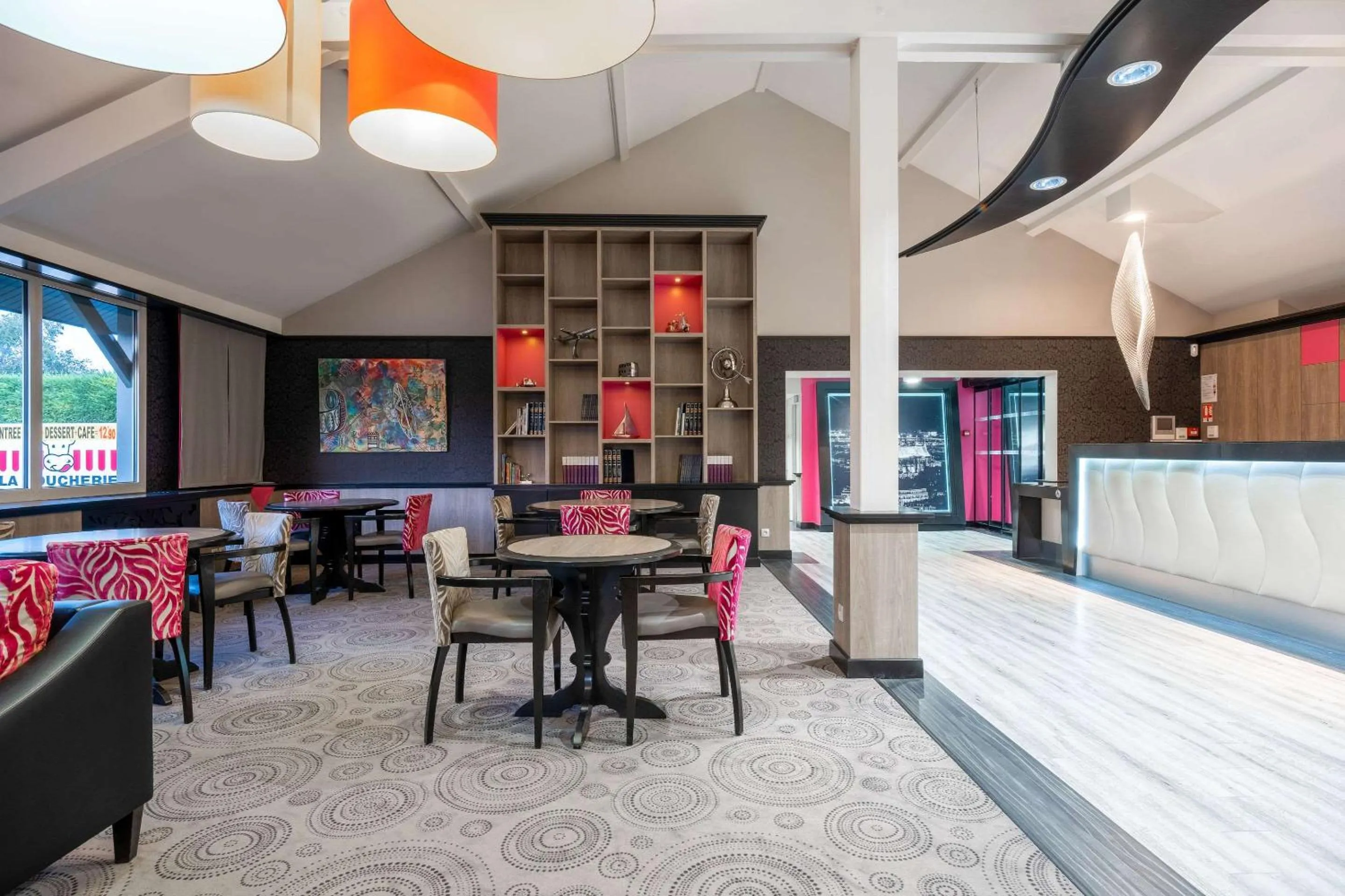 Lobby or reception in Hôtel Le Kennedy, Clermont-Ferrand, The Originals Relais