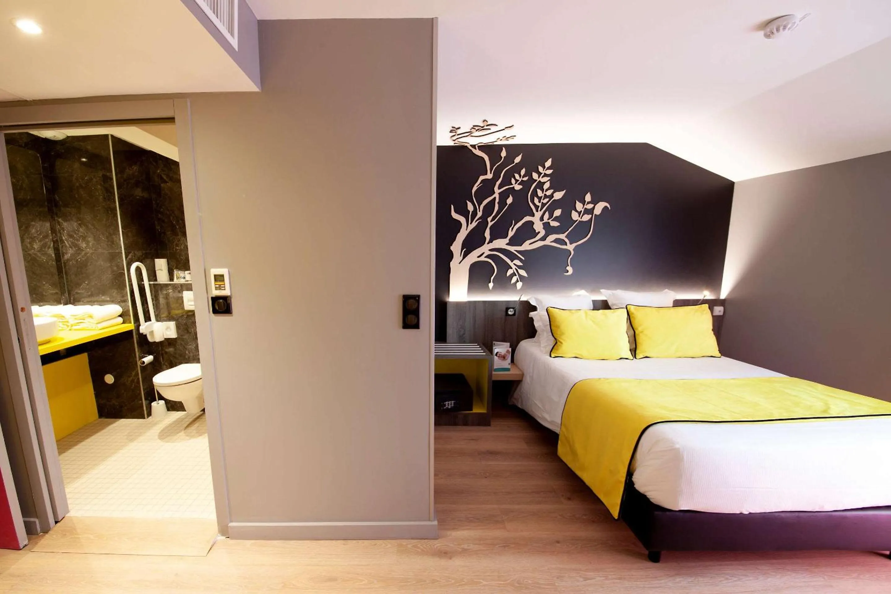 Bedroom, Bed in Hôtel Le Kennedy, Clermont-Ferrand, The Originals Relais